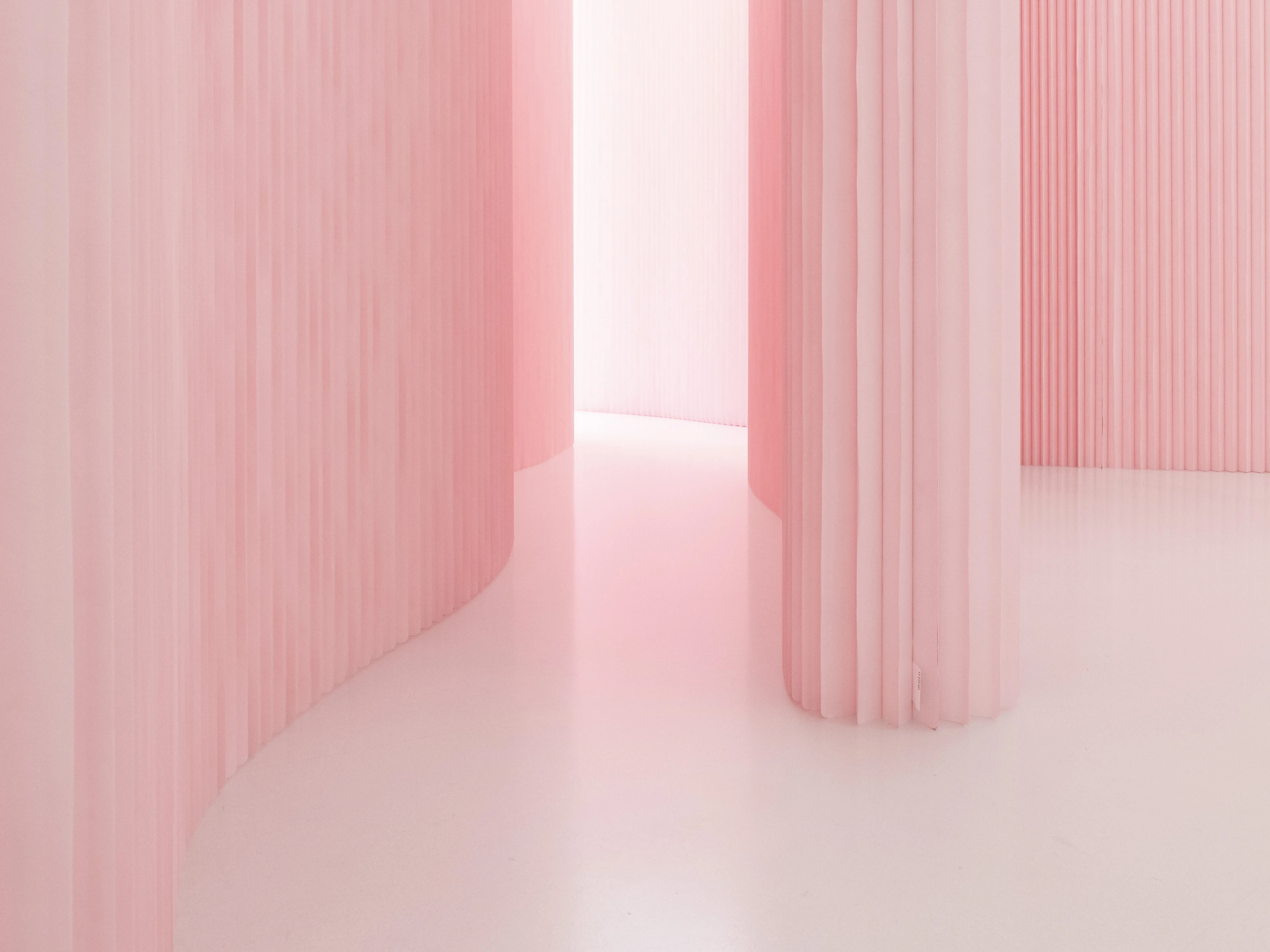 A gentle radius edge at the base offers visual lightness and minimizes wear.