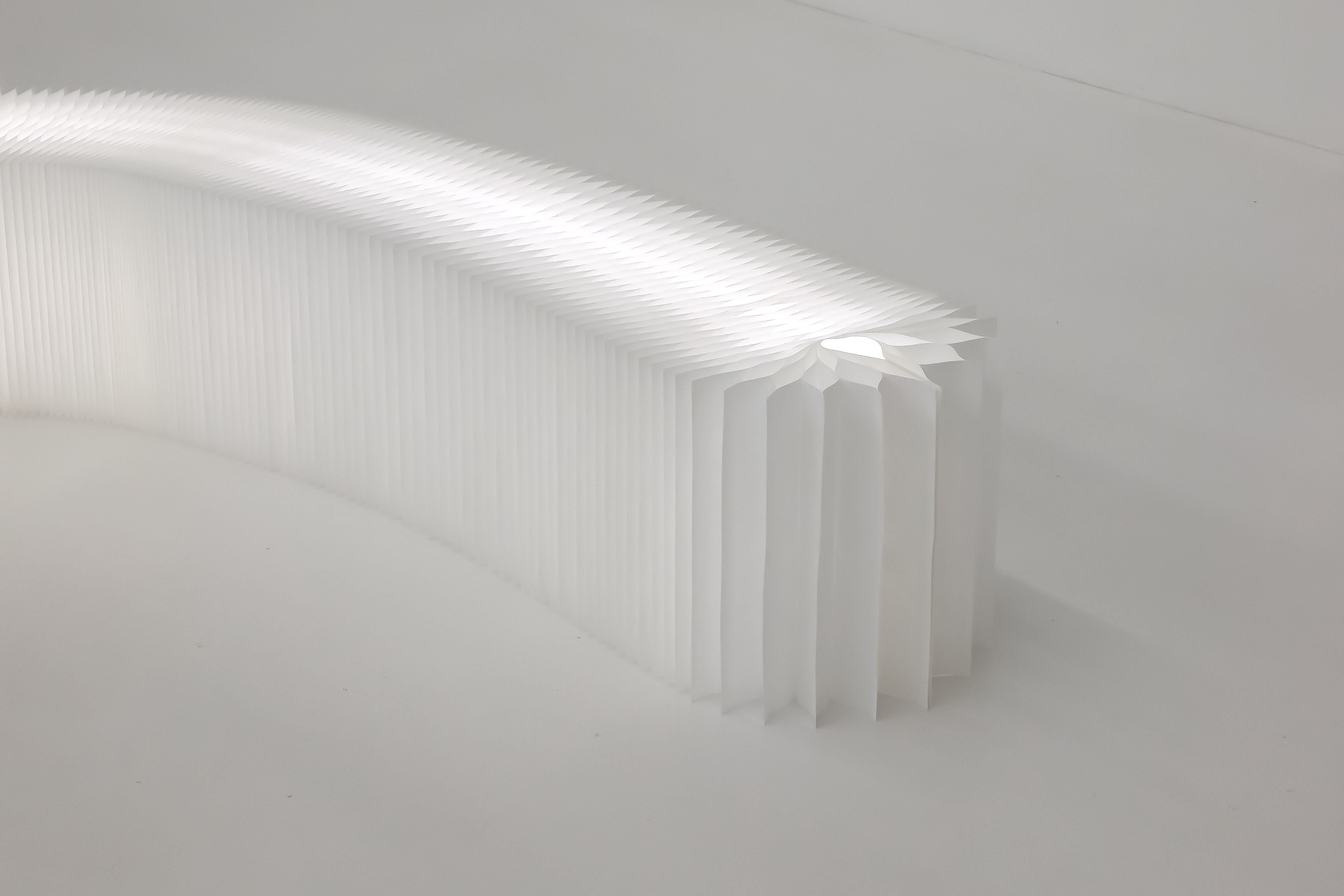 When closed on itself, the magnetic end panel hides the LEDs and interior tunnels. 