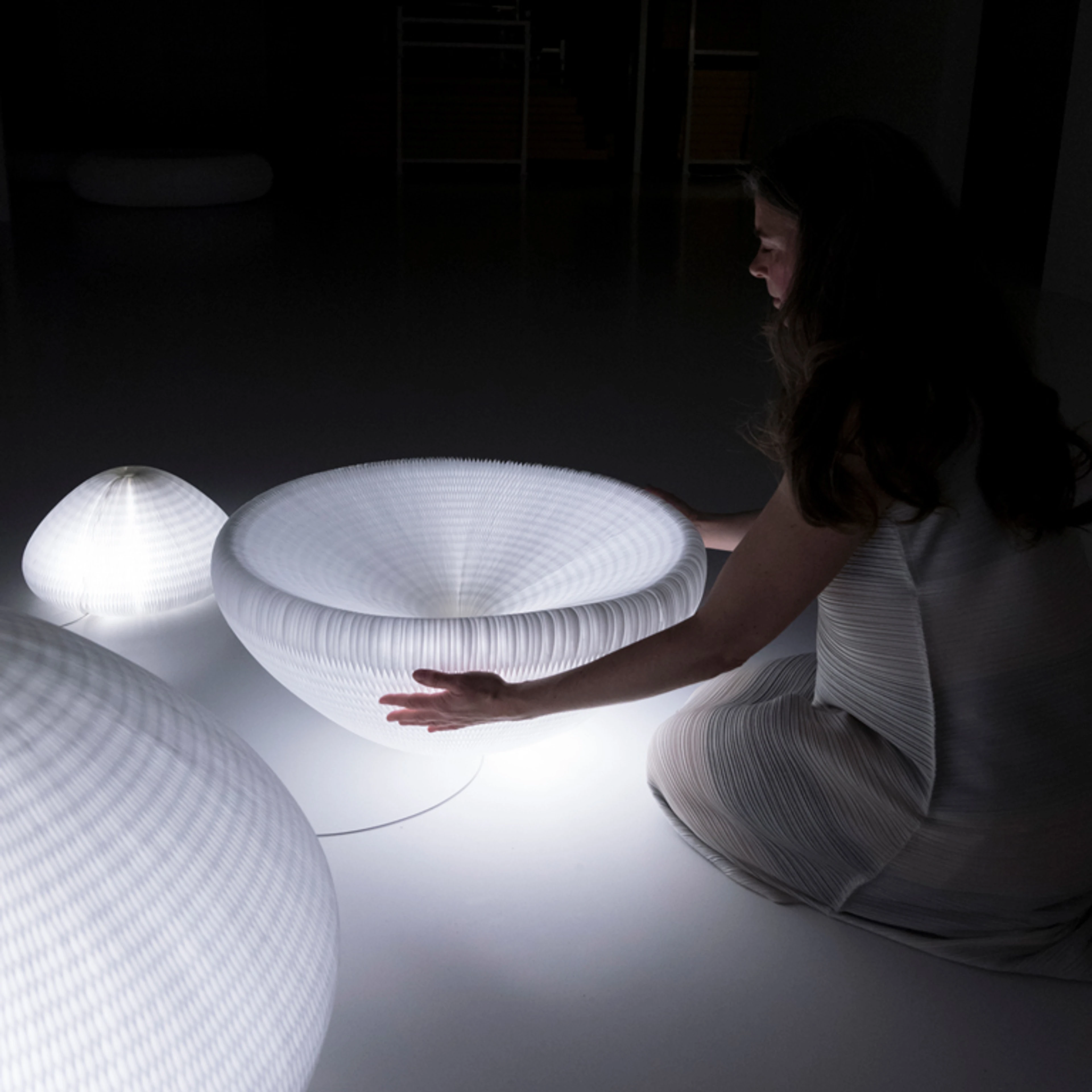 urchin-shape-shifting-lamp-sculptural-interactive-lamp-molo