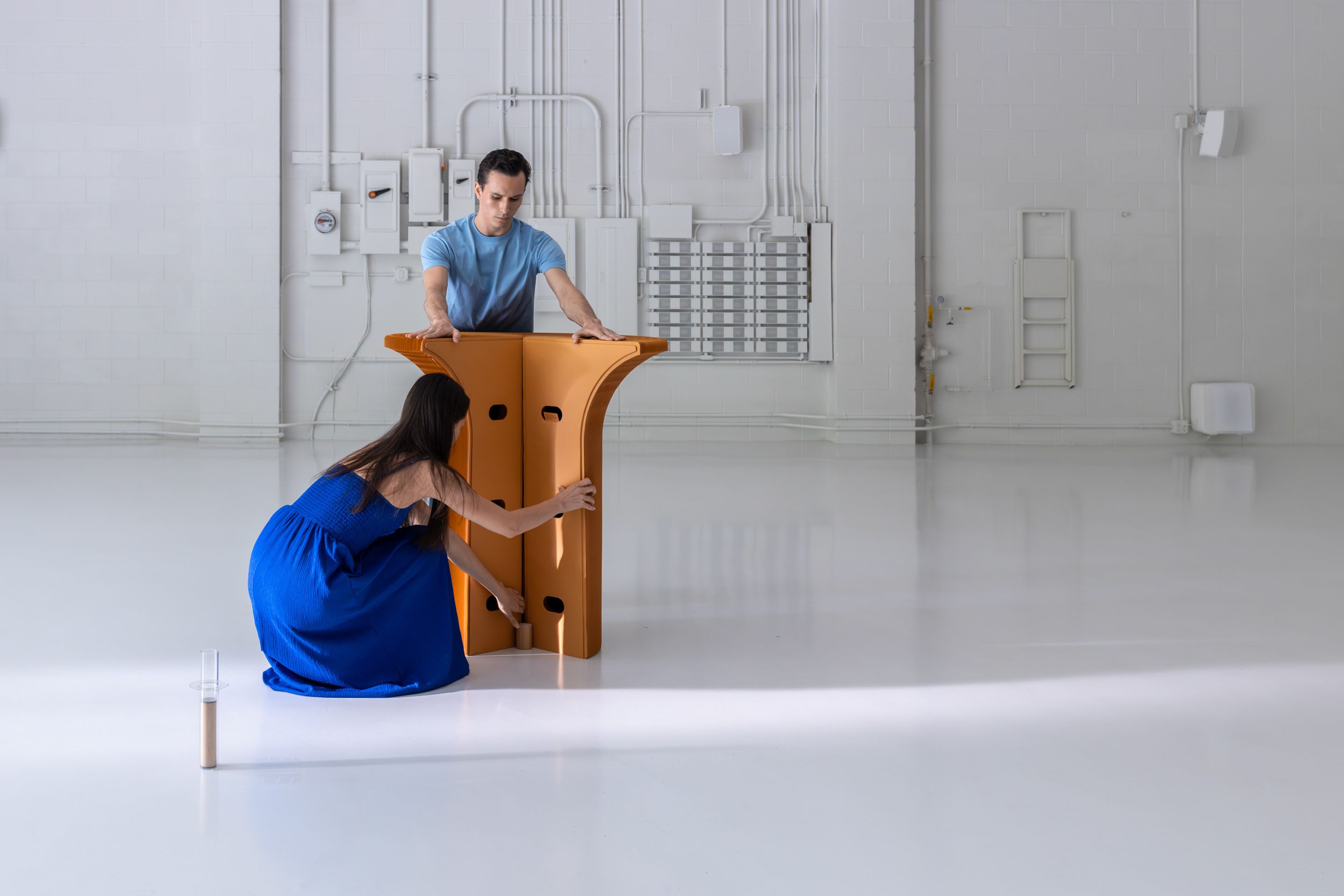 Easy and quick to assemble, the folding table base connects back to itself using integrated magnets.