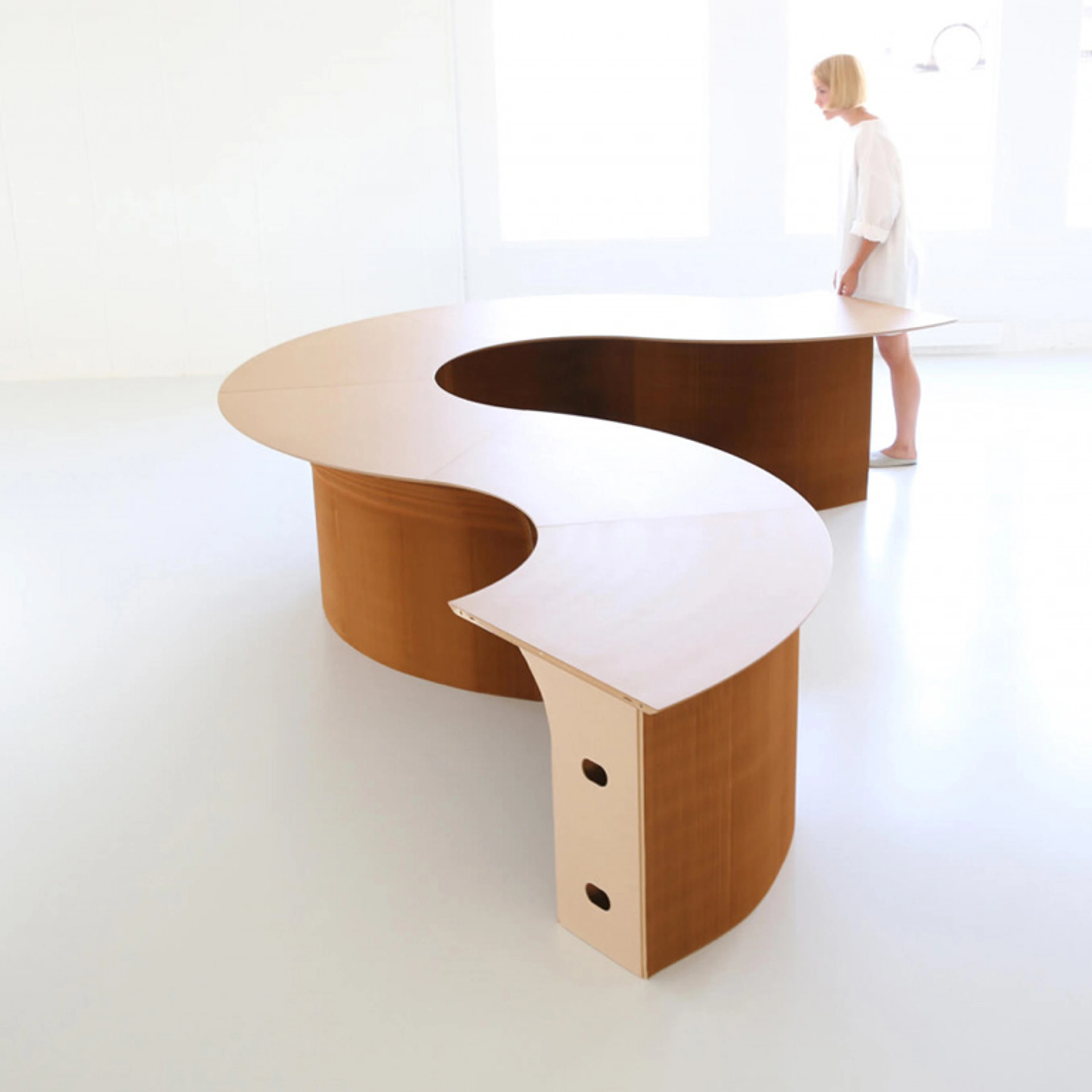 mobile cantilever table - molo design