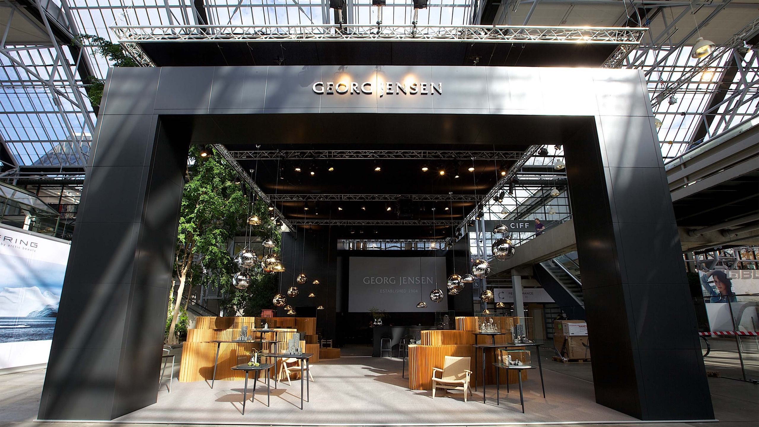 space partitions for jewelry stores - Georg Jensen luxury-tradeshow displays