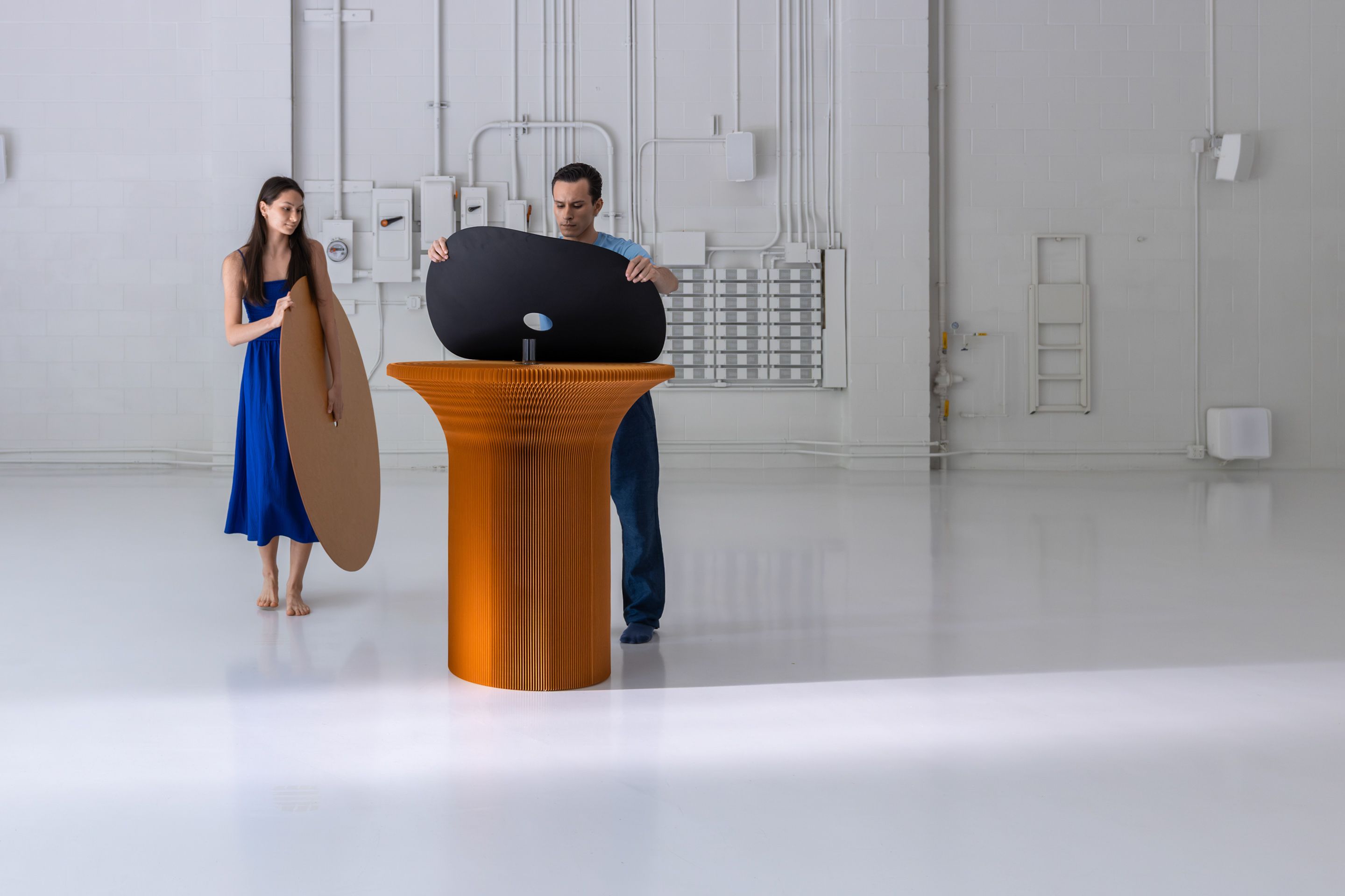 The grip disc and table top are held in place by the central glass spindle.