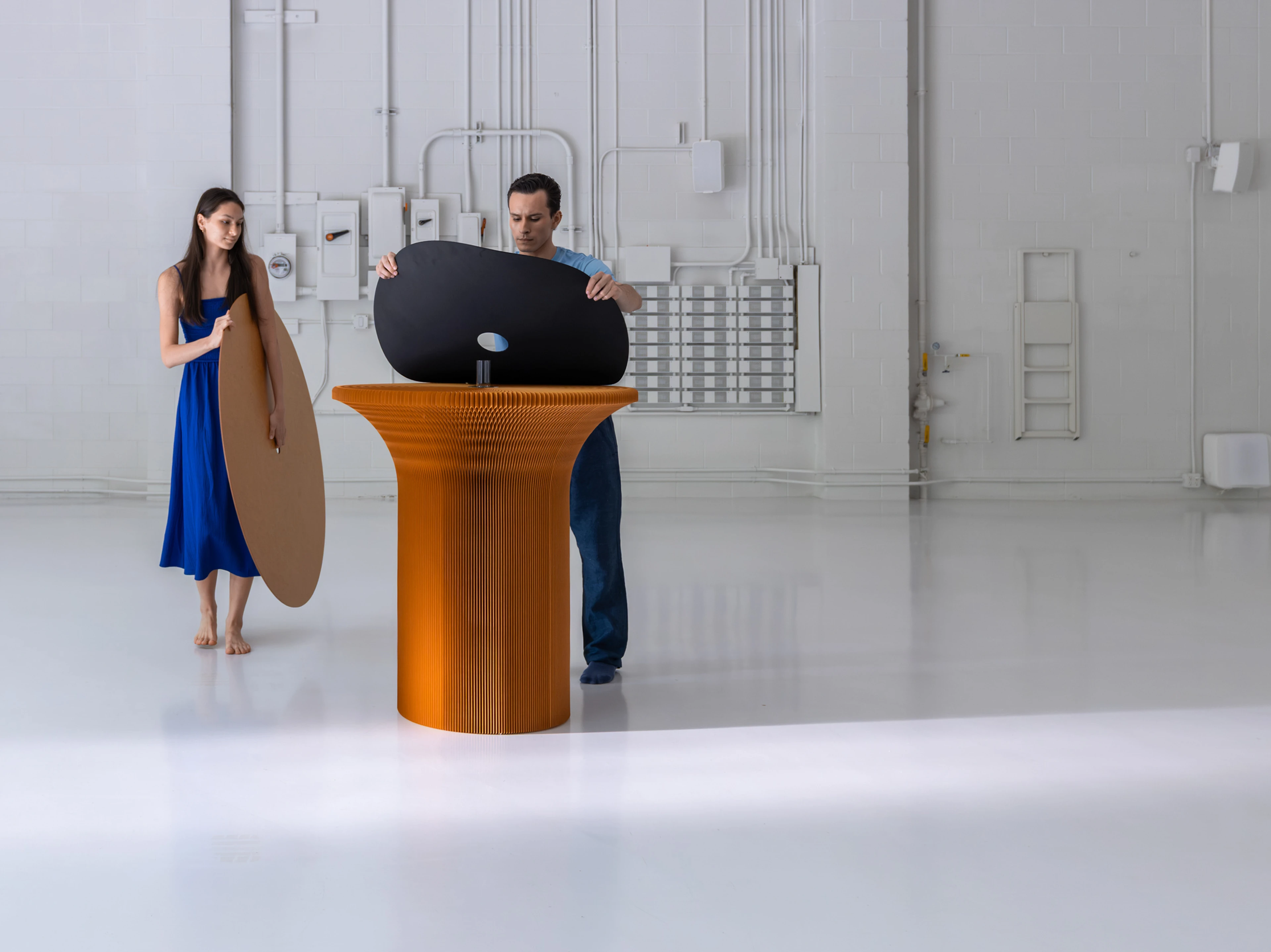 The grip disc and table top are held in place by the central glass spindle.