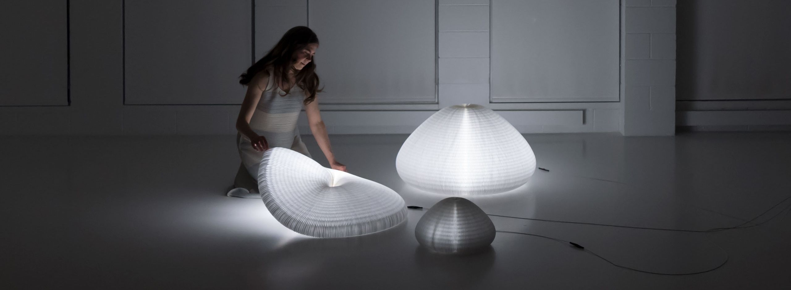 urchin-shape-shifting-lamp-sculptural-interactive-lighting-molo