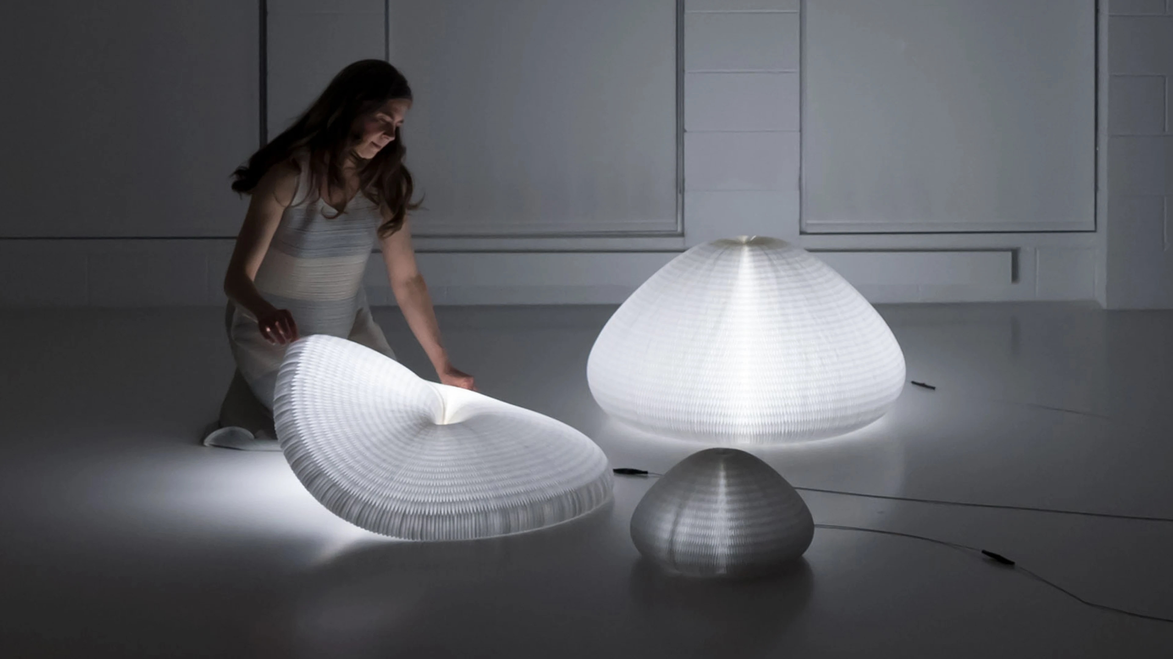 urchin-shape-shifting-lamp-sculptural-interactive-lighting-molo