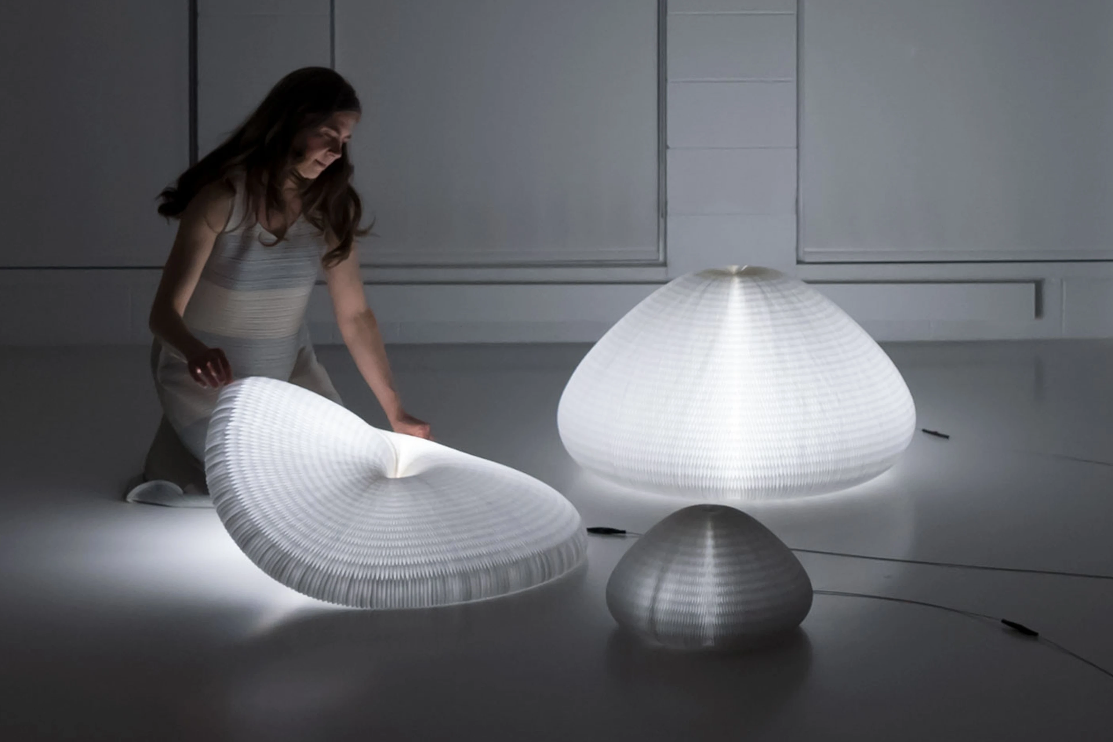 urchin-shape-shifting-lamp-sculptural-interactive-lighting-molo