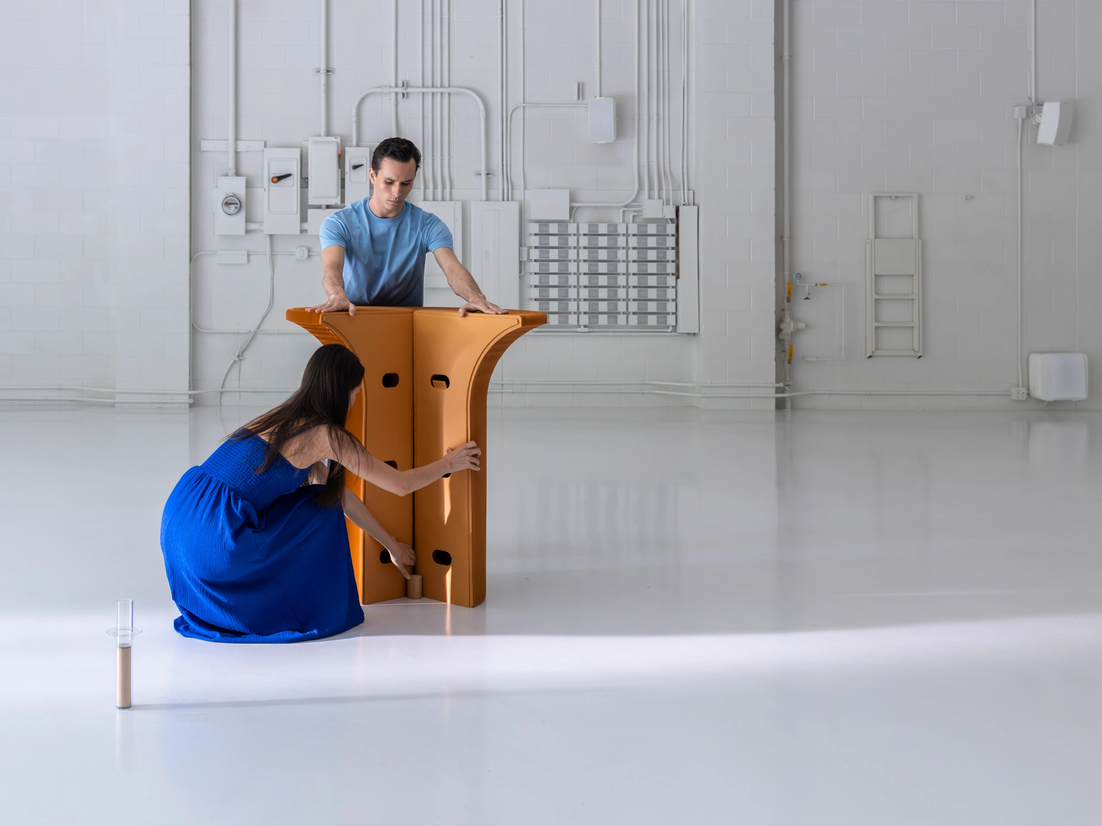 Easy and quick to assemble, the folding table base connects back to itself using integrated magnets.