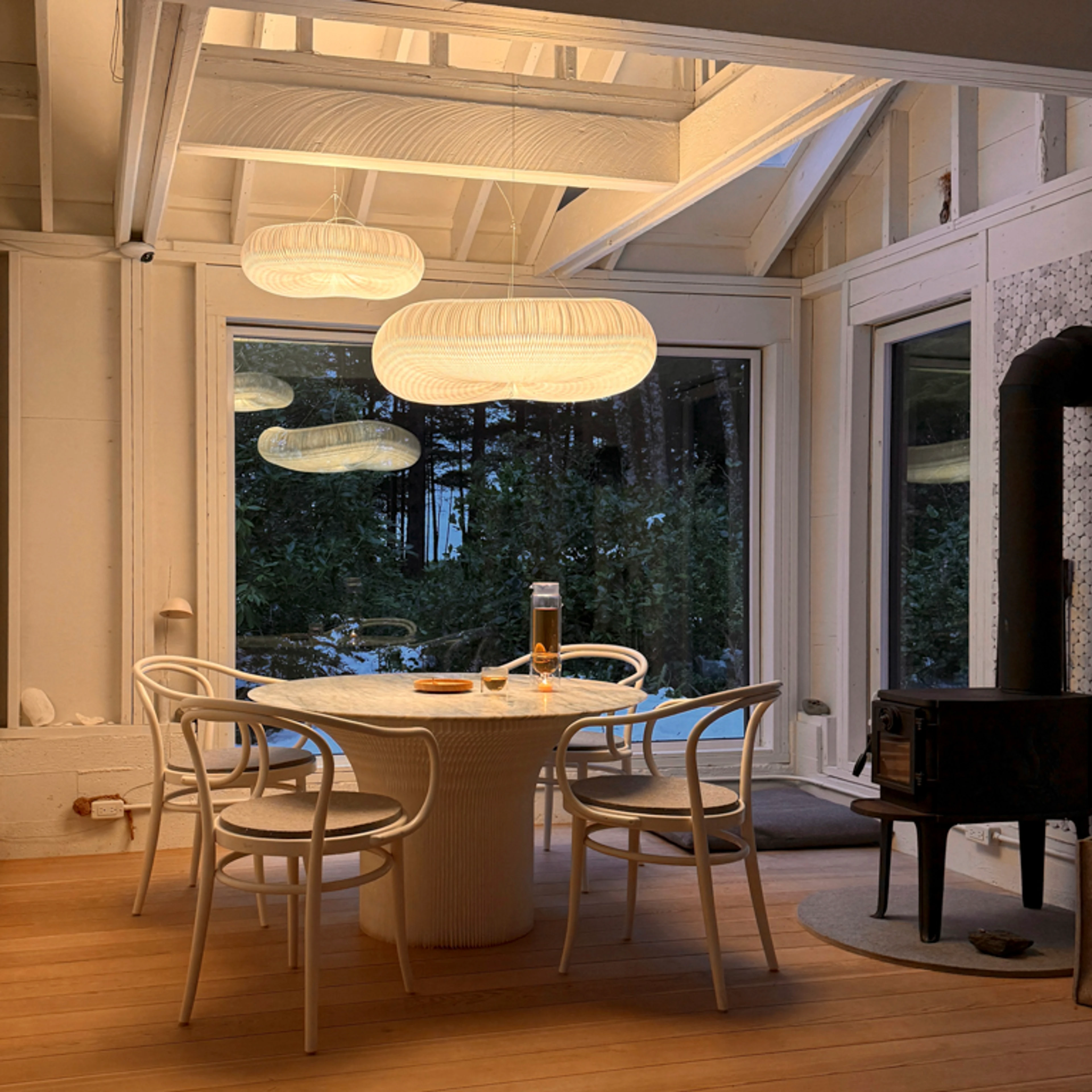 cloud-pendant-lighting-2700K-over-dining-table--cantilever-table--float-glass-tea-set_molo