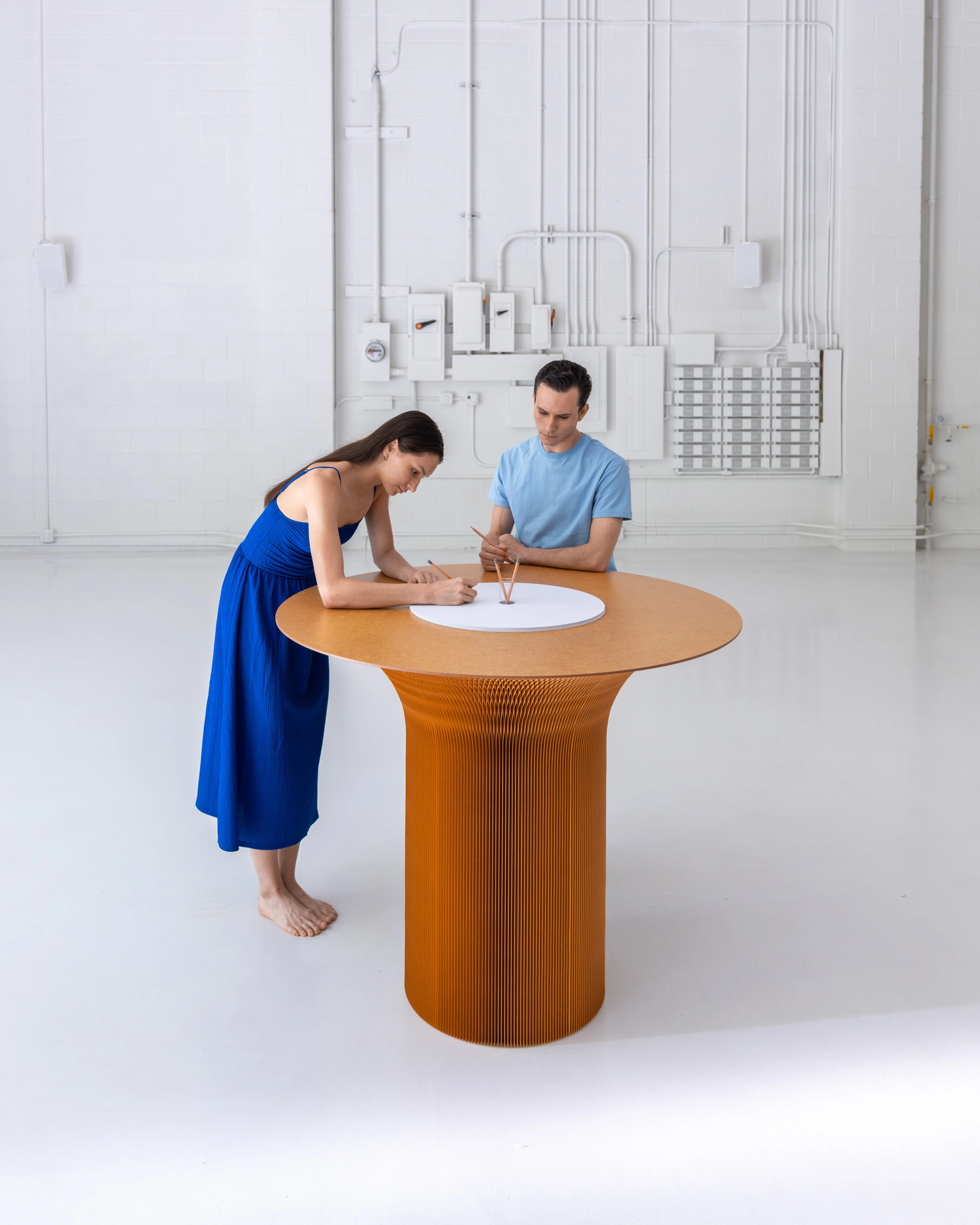standing height cantilever table™ with accessories