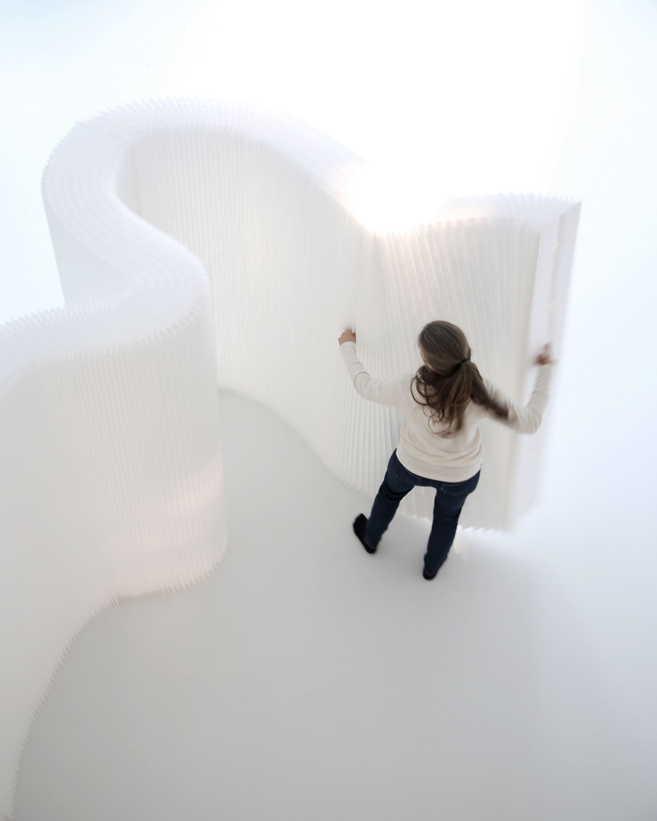 The partitions offer visual and acoustic privacy, and allow you to shape atmosphere and space through more poetic means of light and shadow.