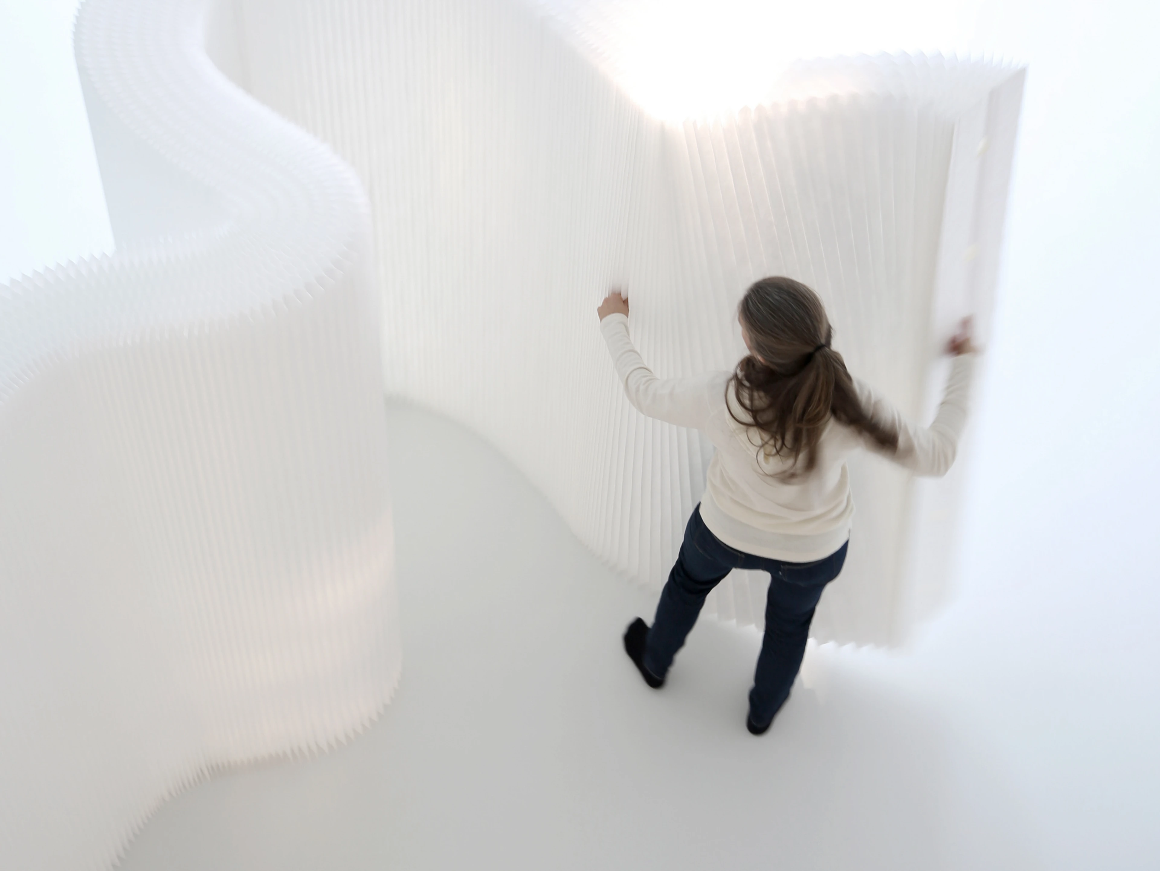 The partitions offer visual and acoustic privacy, and allow you to shape atmosphere and space through more poetic means of light and shadow.