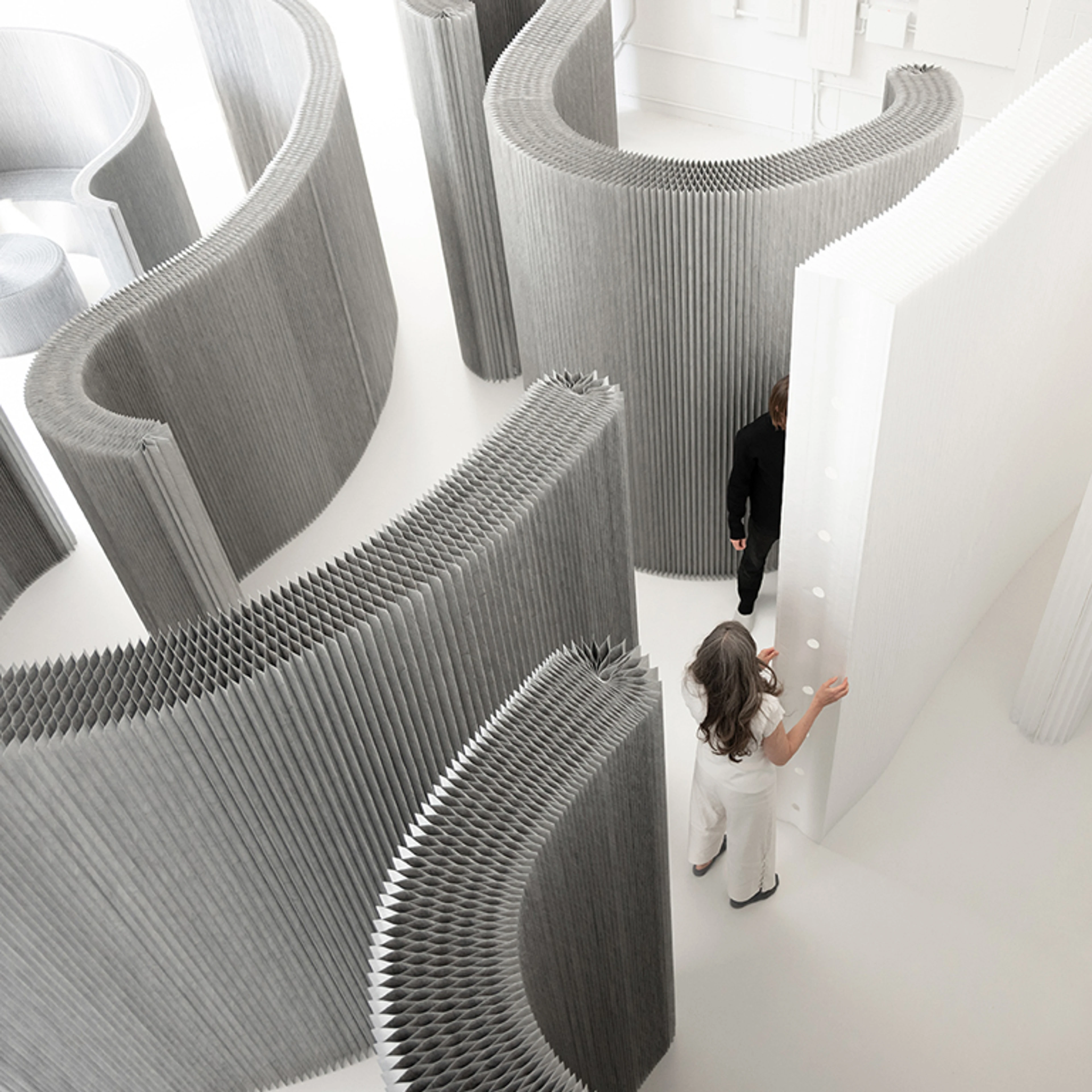 paper furniture gurus - molo design - mobile aluminum partitions