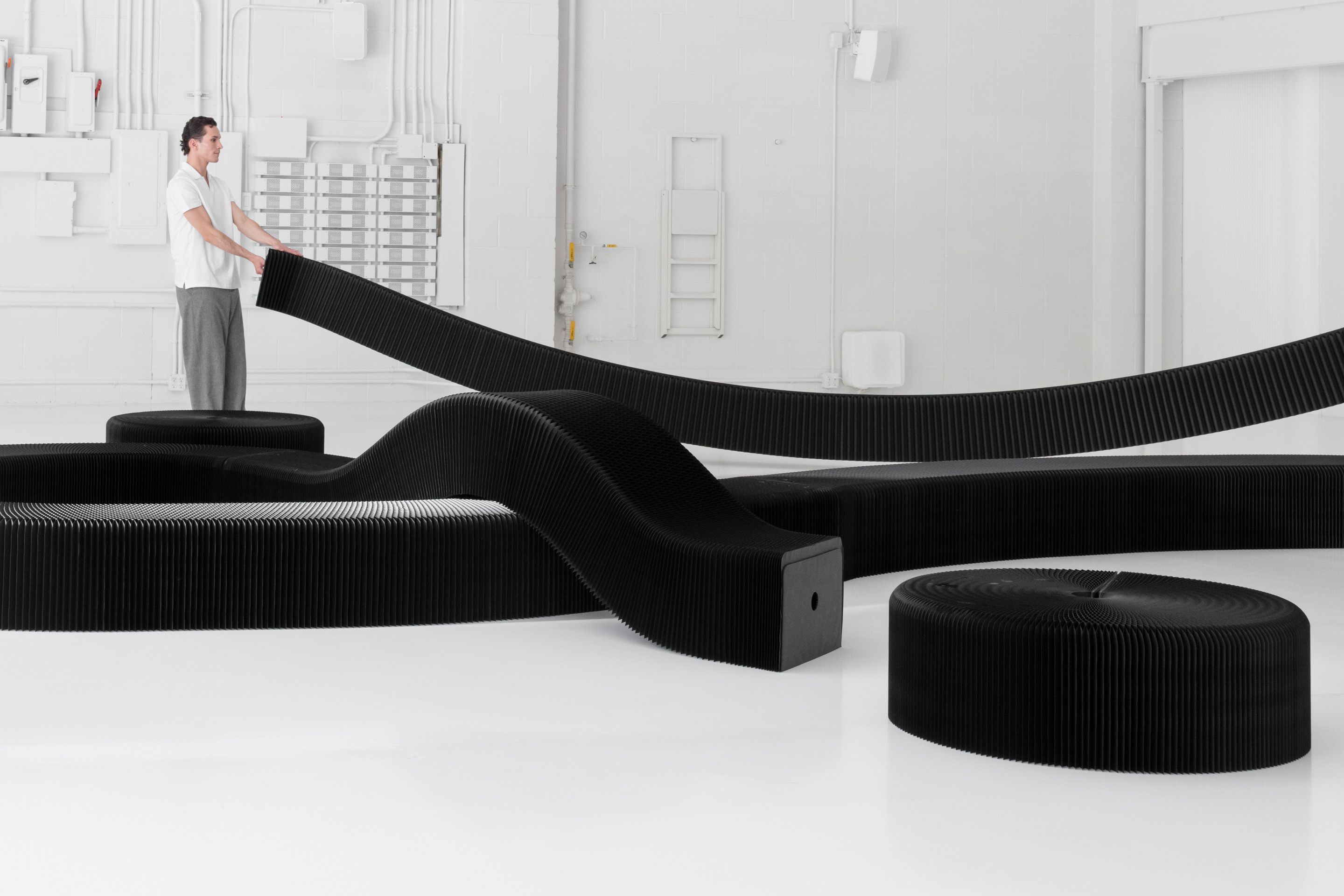 Create serpentine benches and complex figure-eights by layering seating over itself and connecting it to other elements.