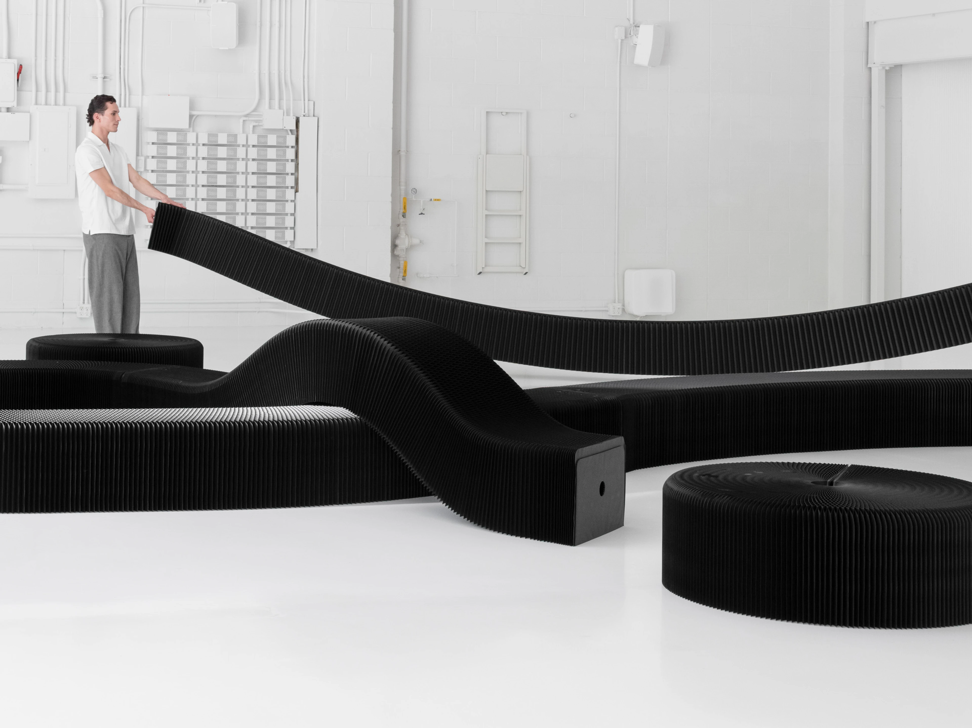 Create serpentine benches and complex figure-eights by layering seating over itself and connecting it to other elements.