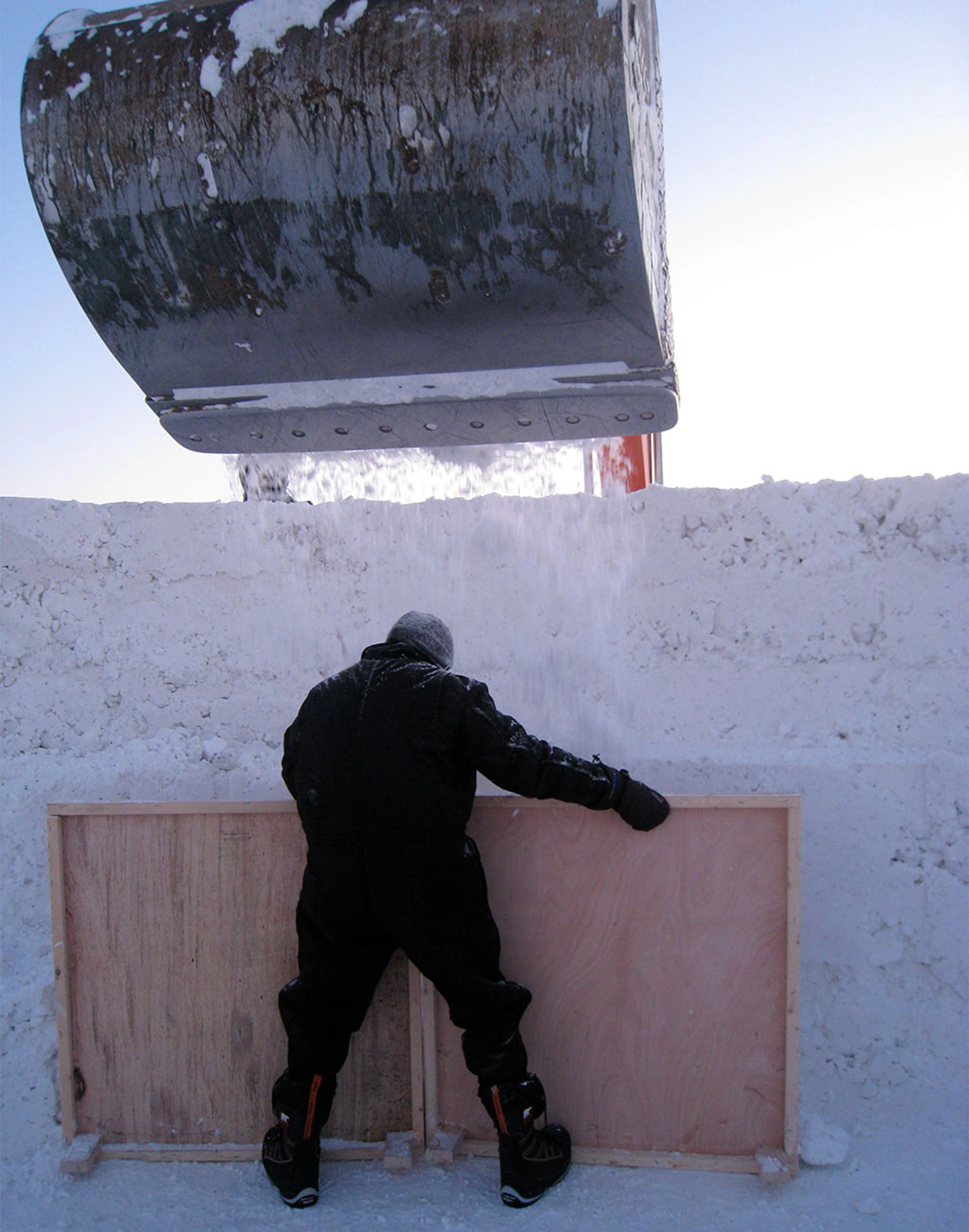 building the northern sky circle walls from snow - Alaska USA
