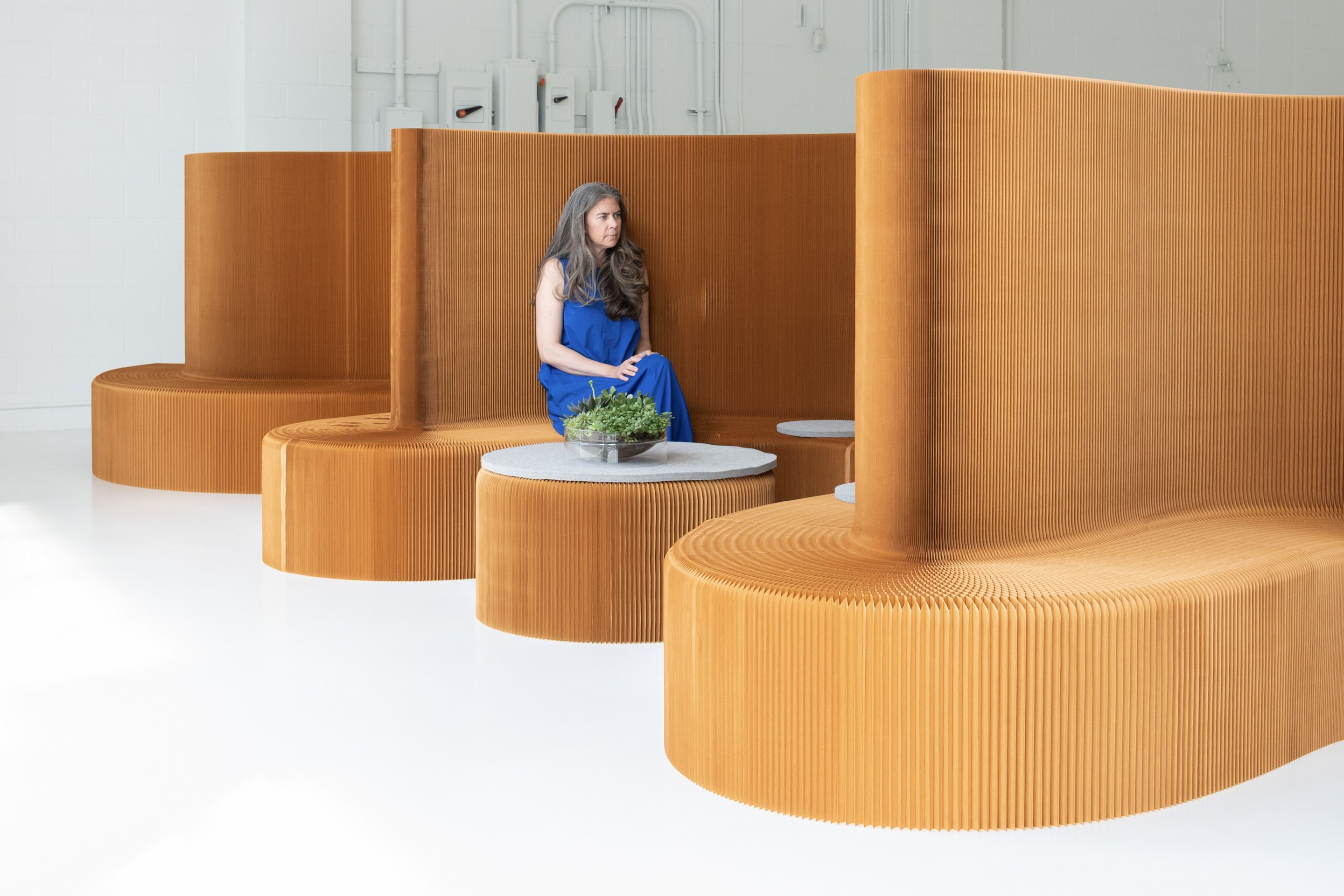 benchwall's tall backrest offers visual and acoustic privacy.