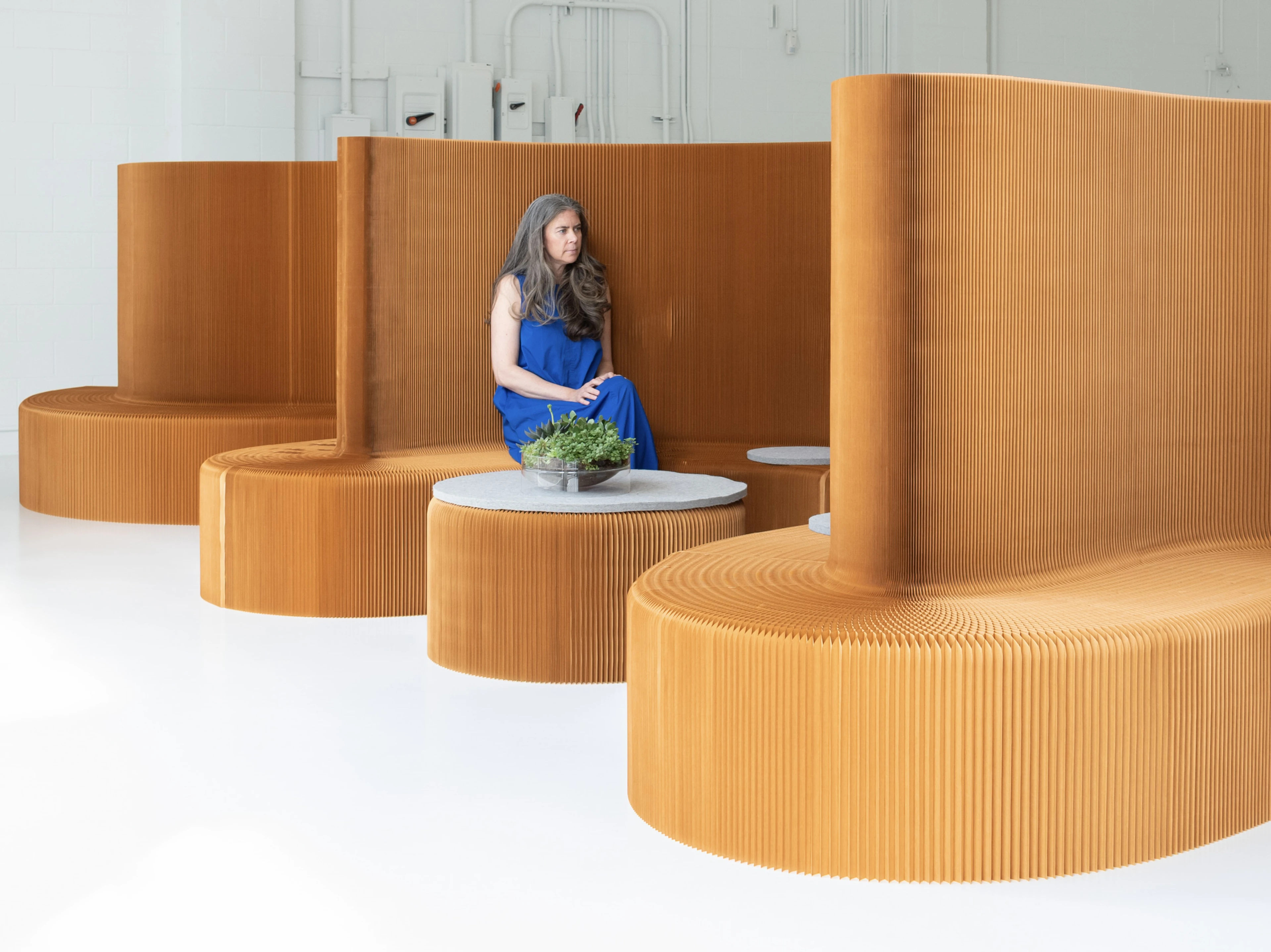 benchwall's tall backrest offers visual and acoustic privacy.