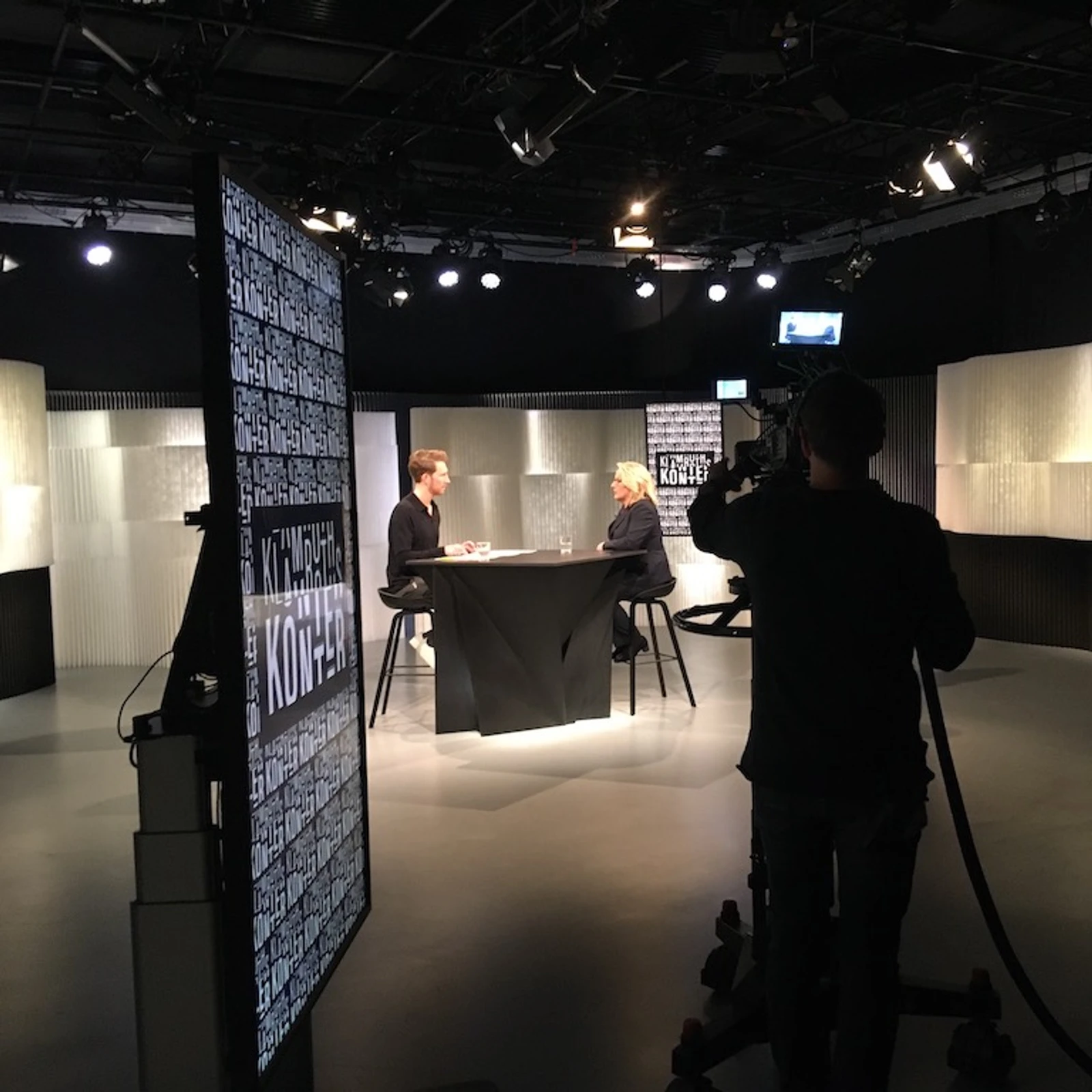 mobile media backdrops - klamroths konter tv set
