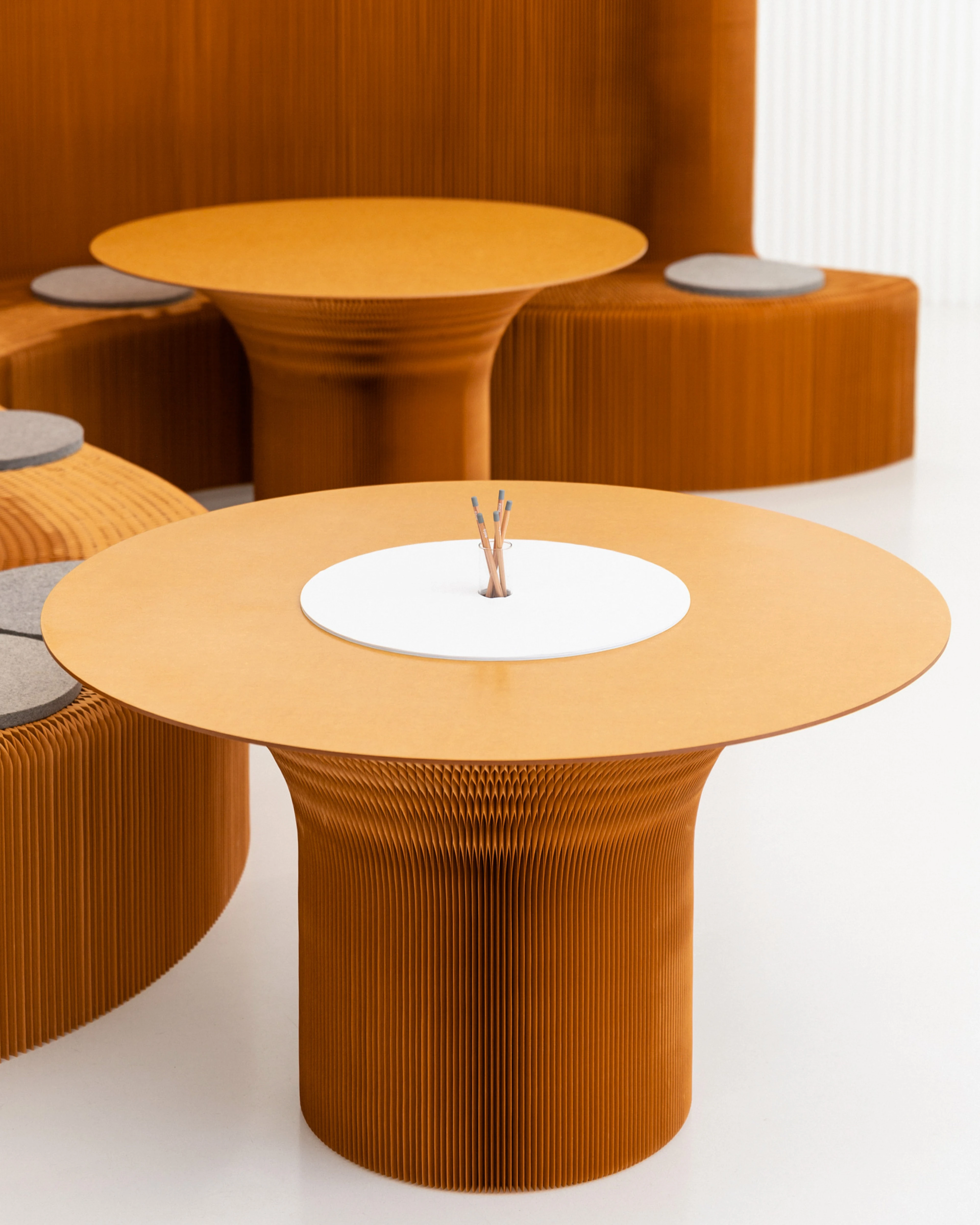 sitting height cantilever table™ with accessories