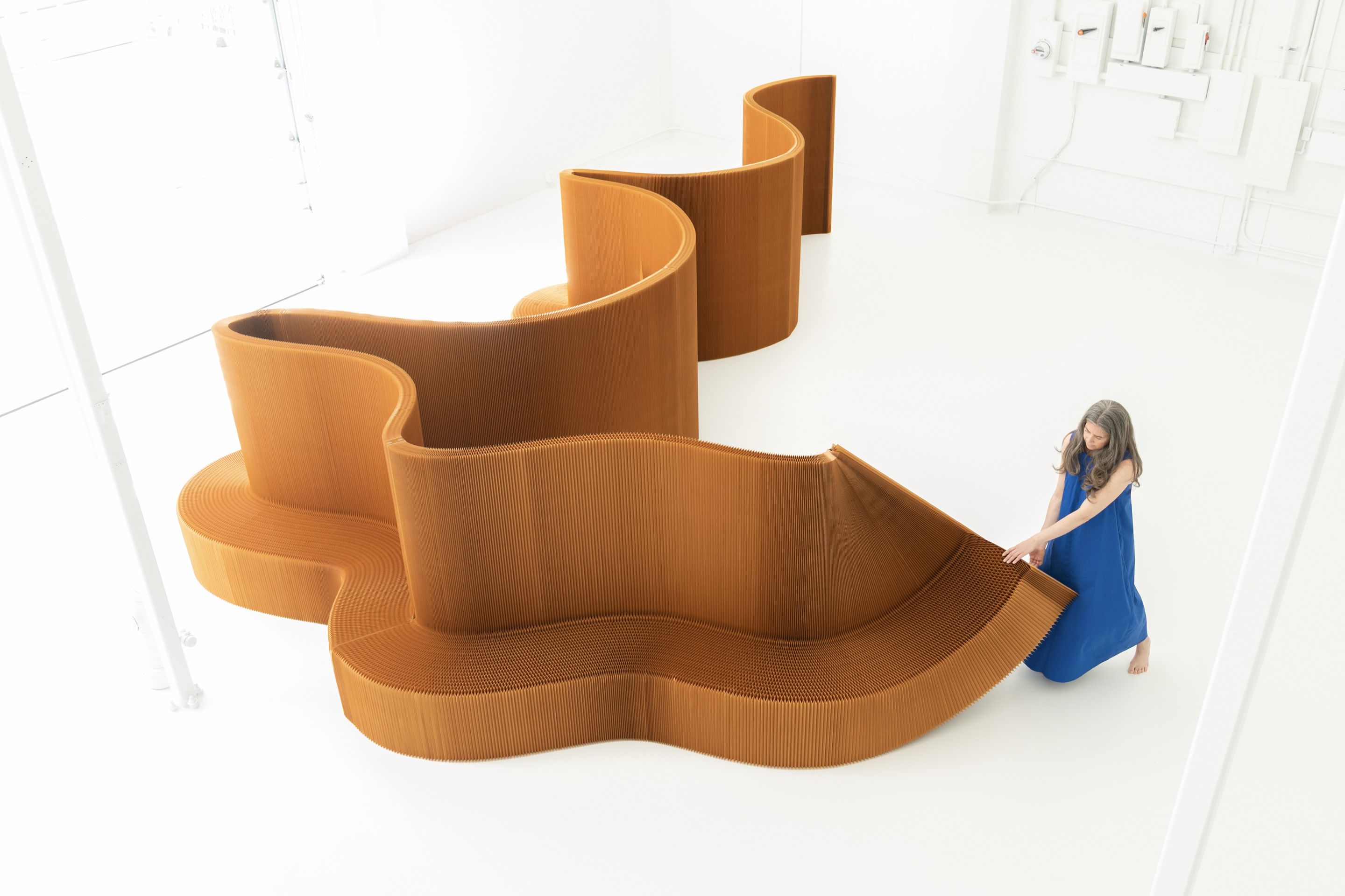 Create sculptural lounges and meeting rooms by connecting benchwall together via modular magnetic end panels.