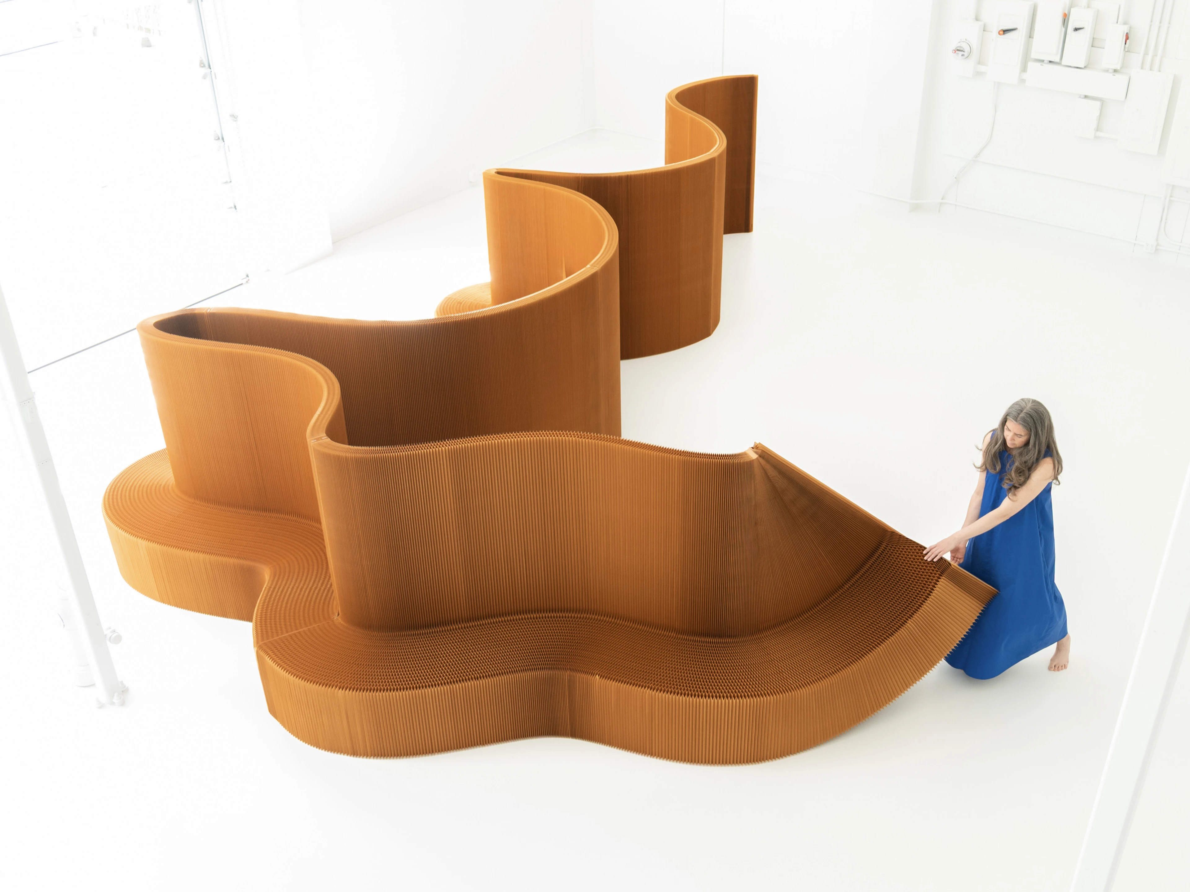 Create sculptural lounges and meeting rooms by connecting benchwall together via modular magnetic end panels.