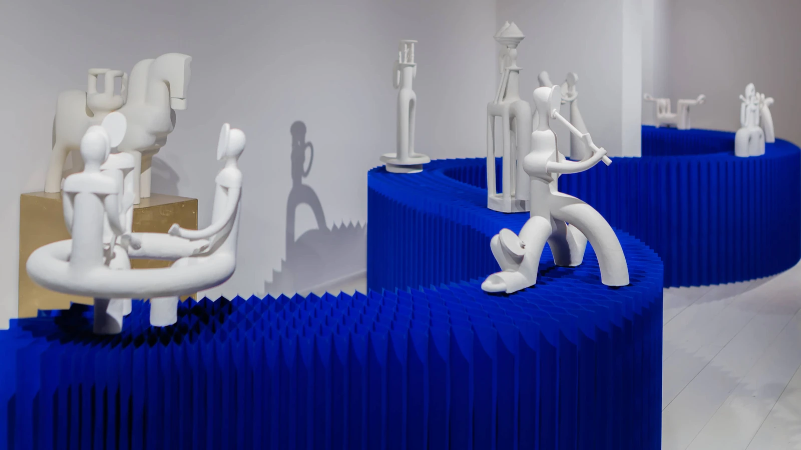 museum display fixtures - gallery exhibit stands