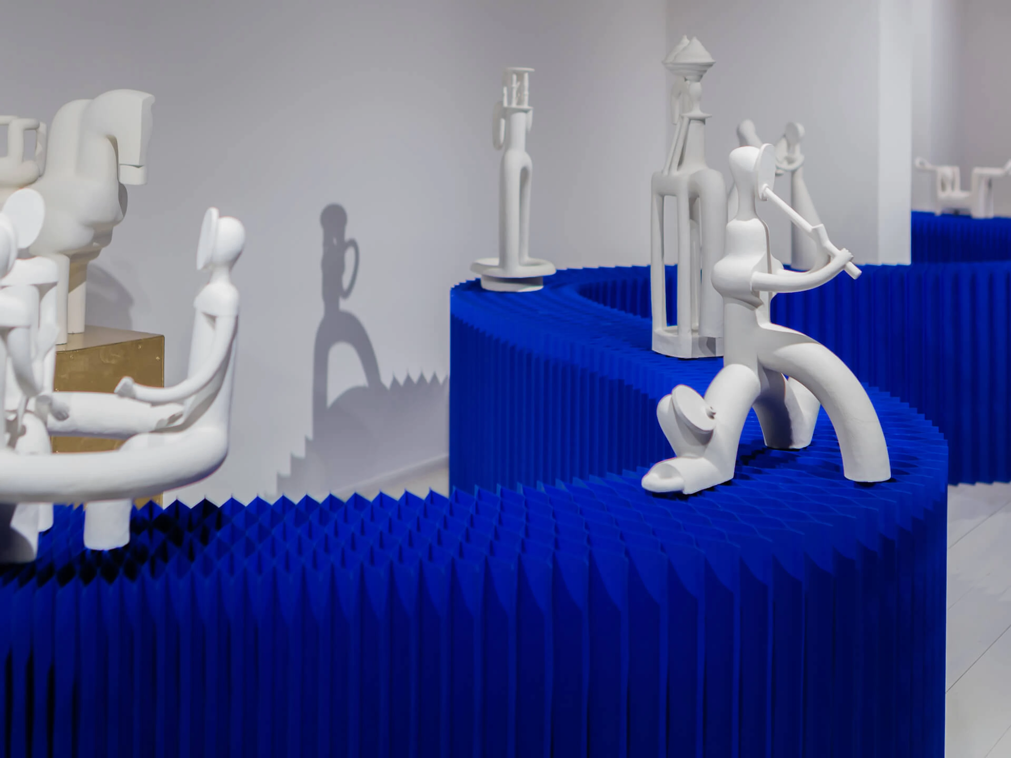 museum display fixtures - gallery exhibit stands