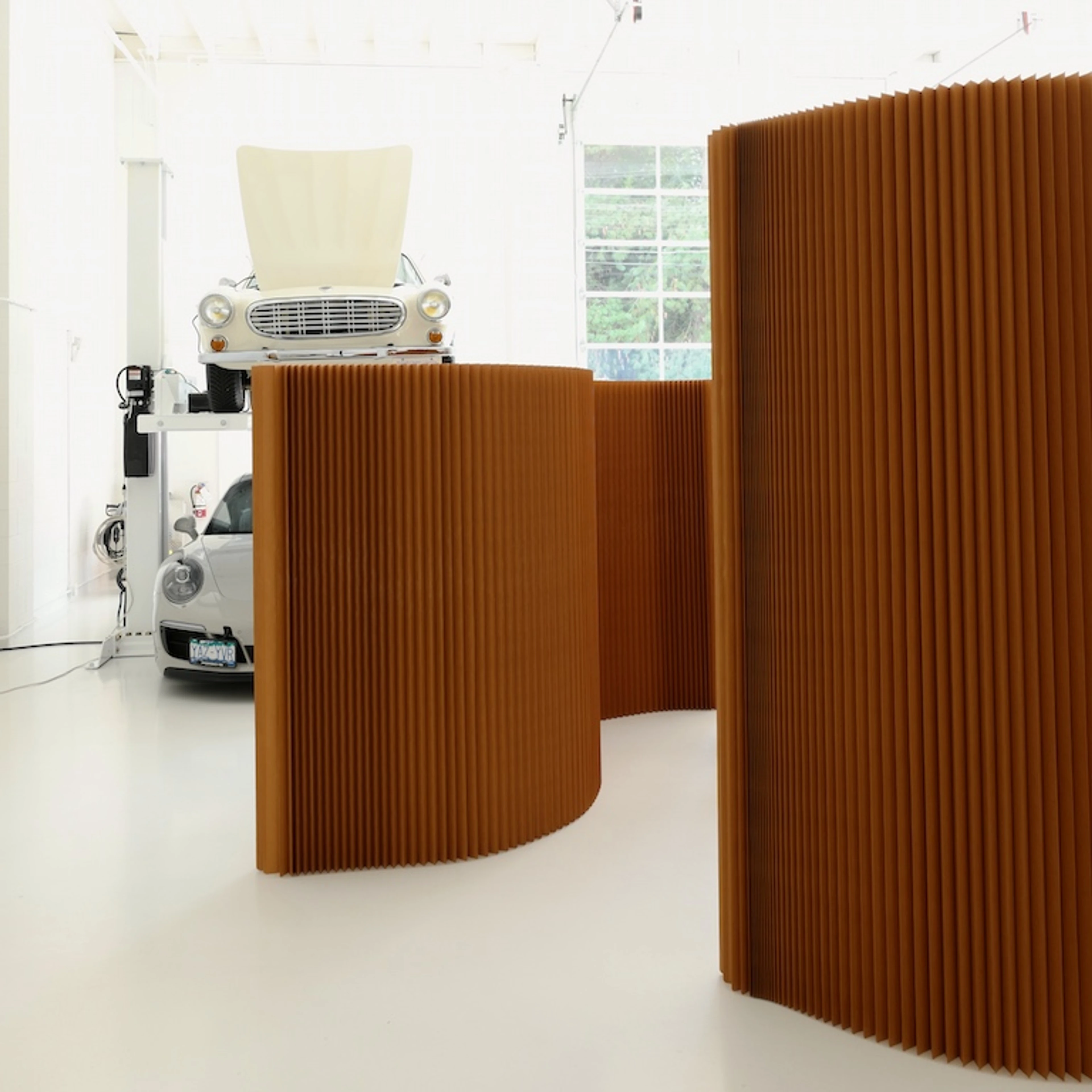 mobile privacy screens and modular furniture for showrooms