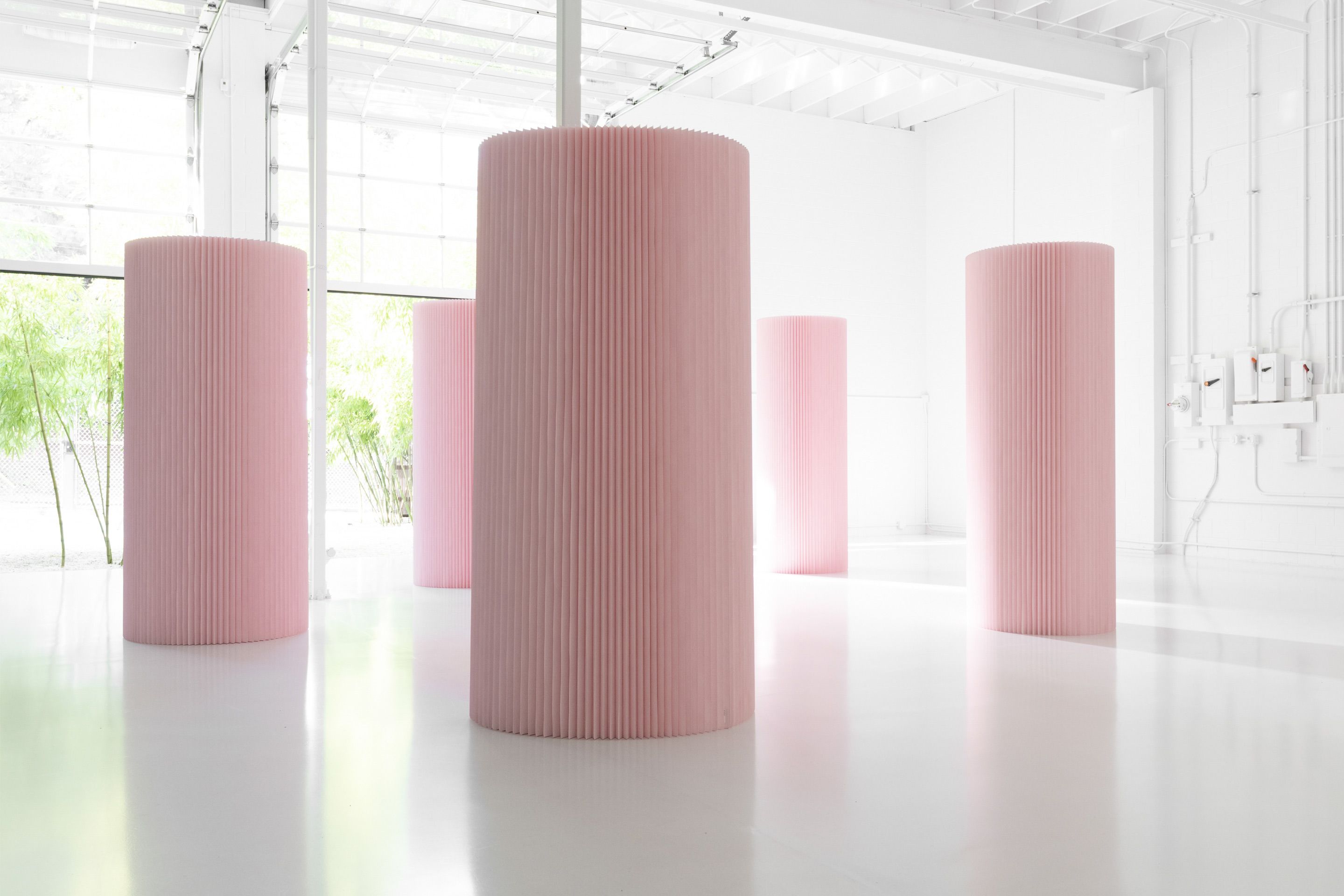 Connecting a softwall back on itself forms a column for storage or sculptural effect. 