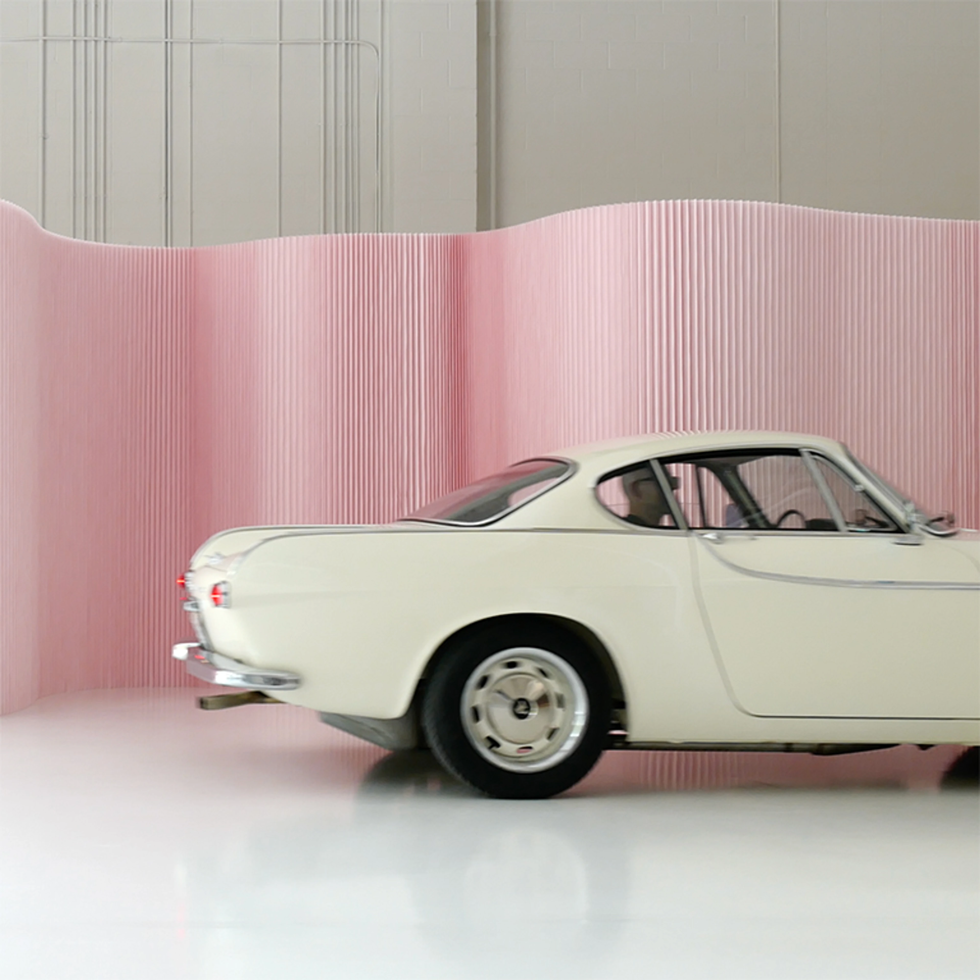 softwall, pink patition, flexible backdrop wall, vintage Volvo P1800, molo