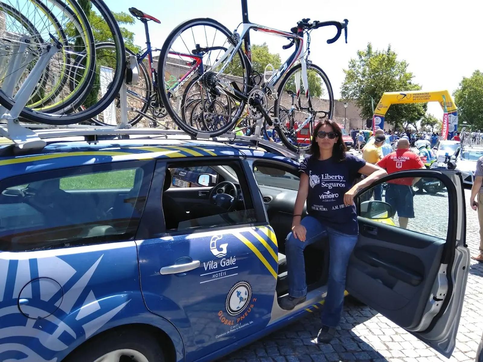 Sónia Branco Martins junto ao carro de apoio numa prova da Federação Portuguesa de Ciclismo