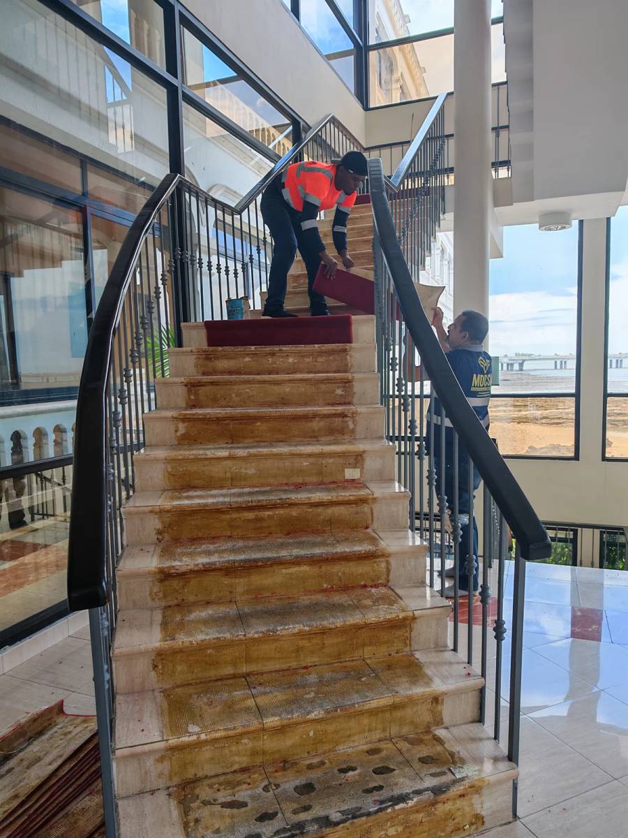Cambio de alfombras de alto tráfico - Antes 15