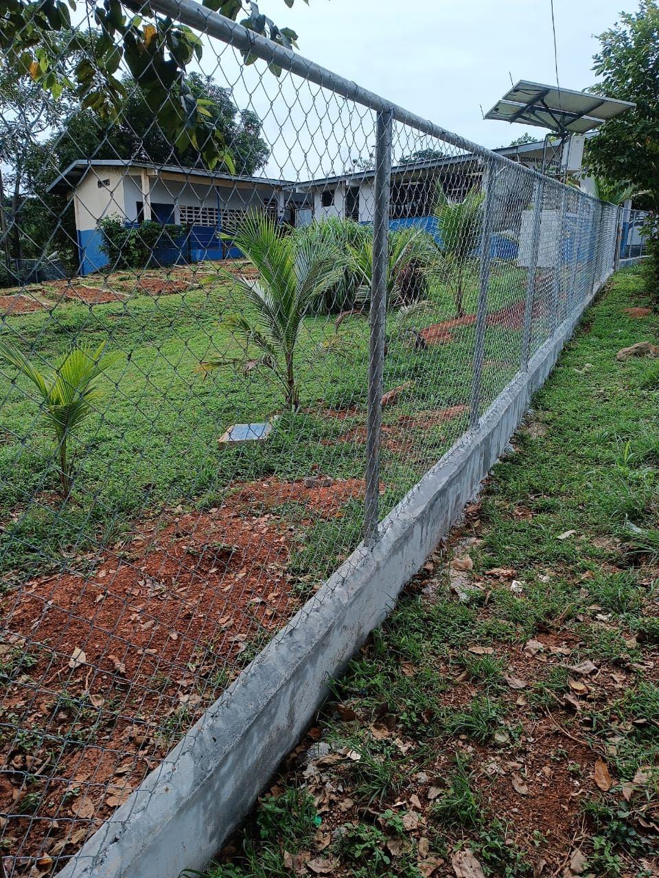 Construcción de 200 ml de cerca de ciclón y marquesina.