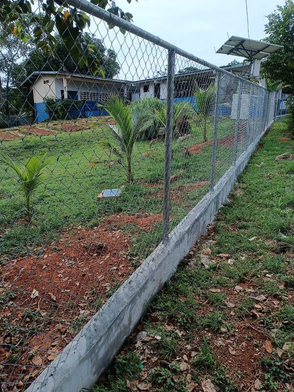 Construcción de 200 ml de cerca de ciclón y marquesina.