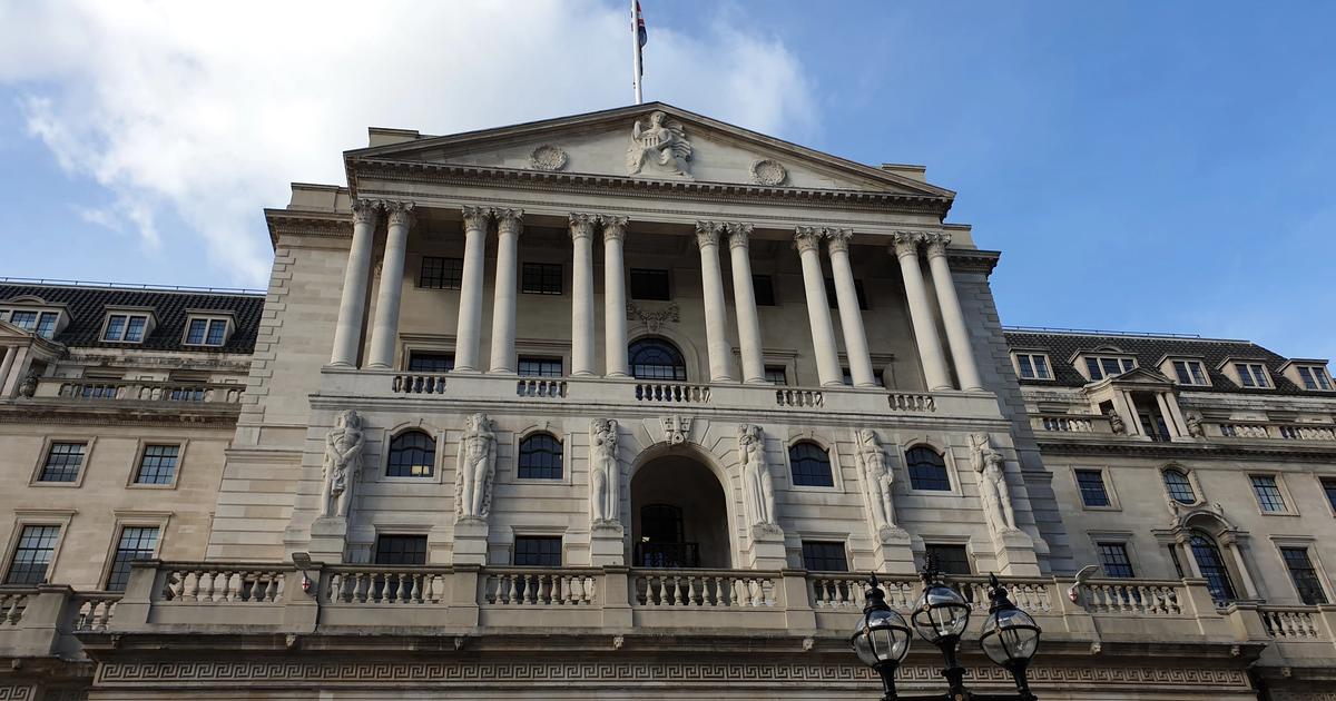 Bank of England building facade on Threadneedle Street, London