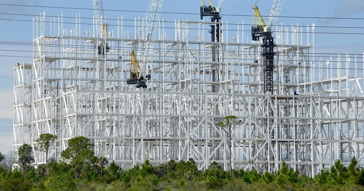 SpaceX GigaBay-anläggningen under uppbyggnad vid Kennedy Space Center i Florida