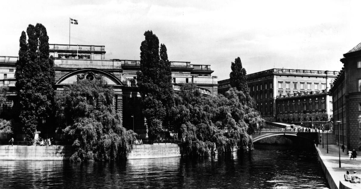 Stockholms stadsbild med Riksbanken och kungliga slottet