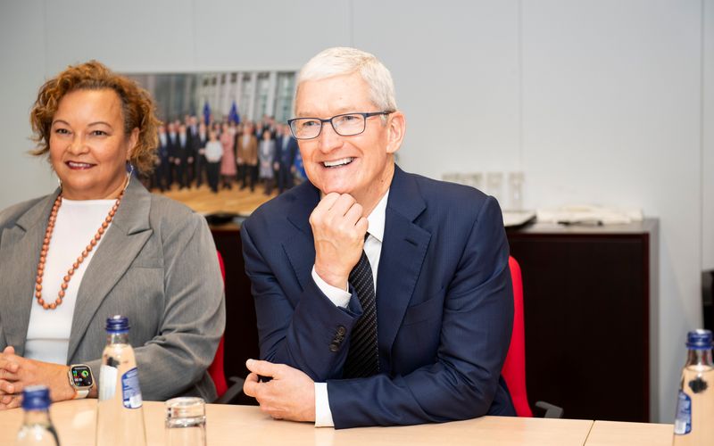 Apple Falls, Amazon Jumps as Wall Street Splits on AI-Era Earnings