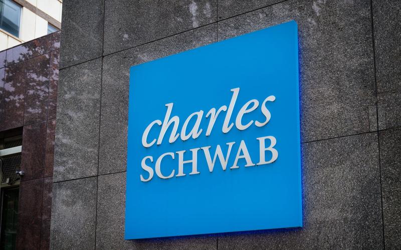 Schwab Projects 15% Revenue Growth as Retail Investors Trade at Record Pace