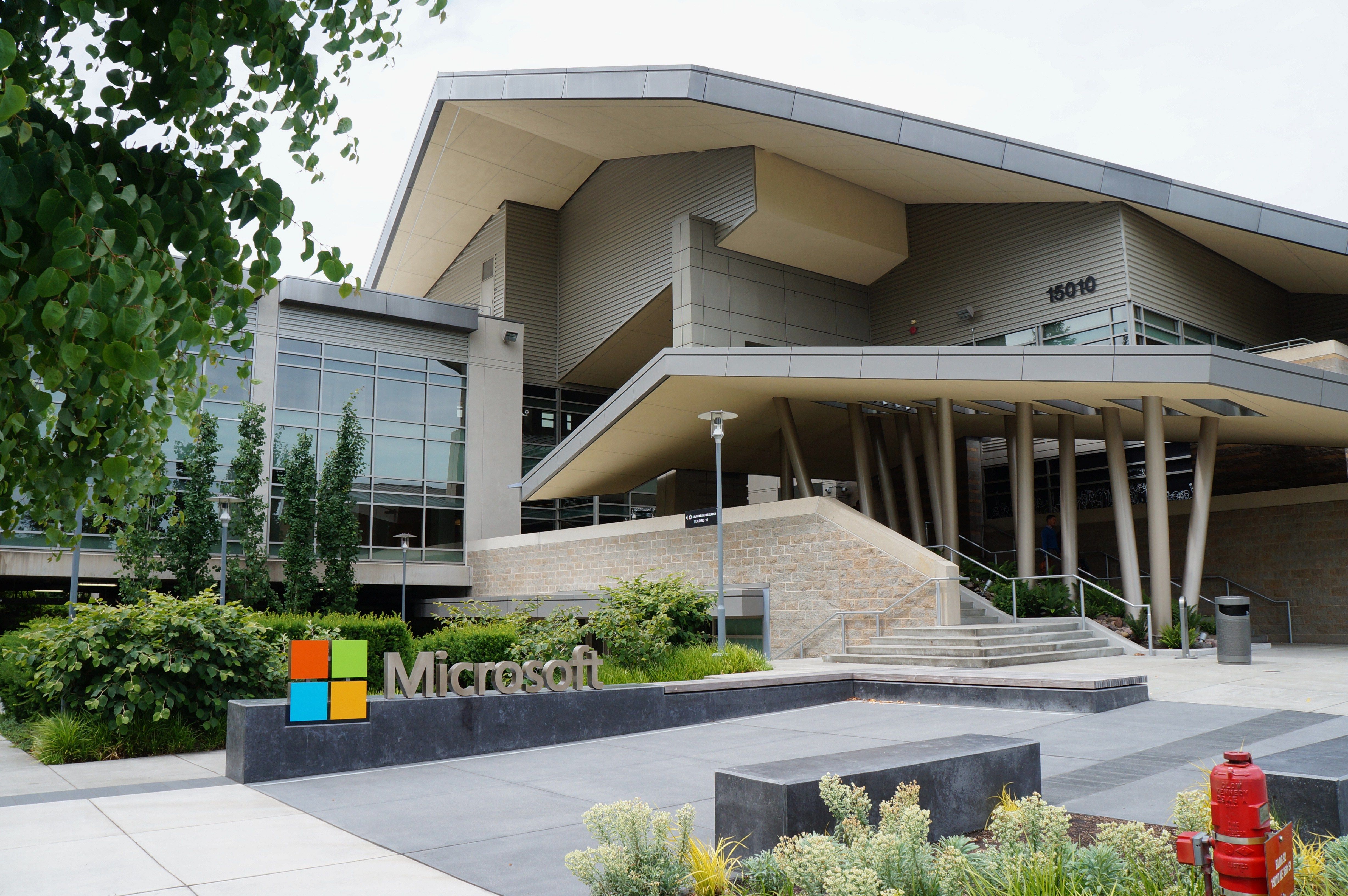 Microsoft och Meta Rapporterar Resultat Medan AI-satsningarna Granskas