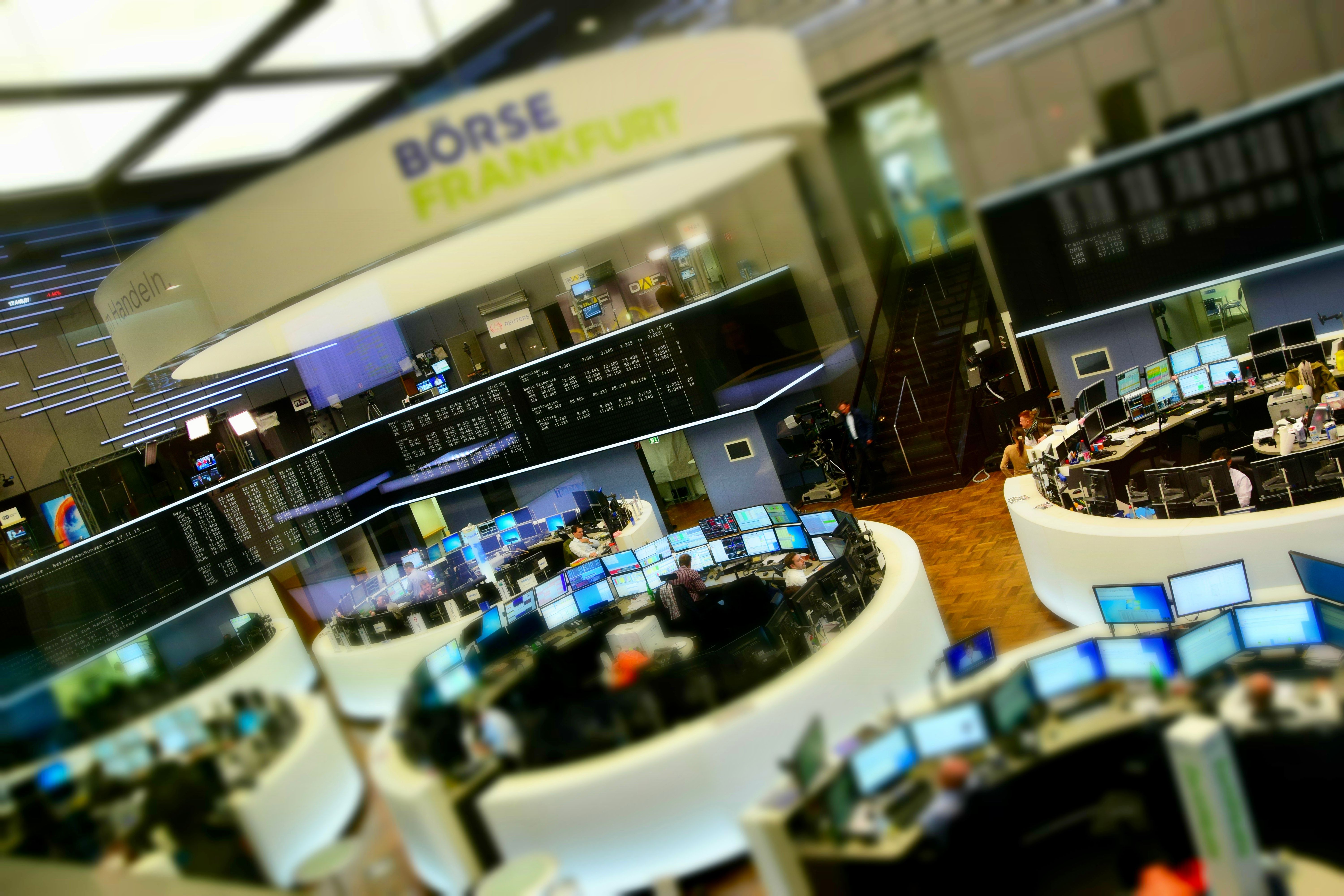 European Stocks Wobble as Iran Talks Collapse and EU Auto Tariffs Rise to 25%