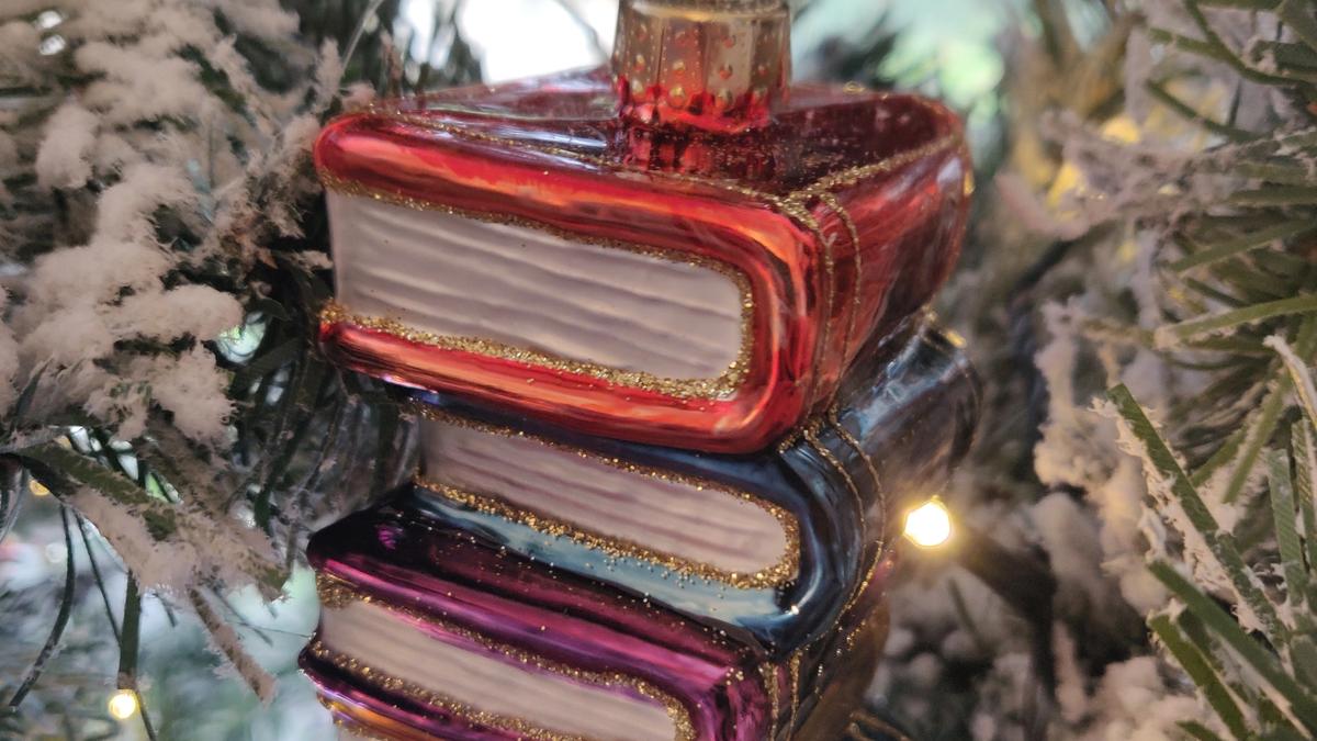 Photo by Caroline at Coffeebooksandcake showing a christmas decoration made of books