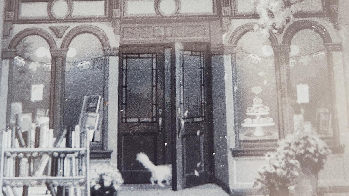 Cover detail of The Cinnamon Bun Book Store by Laurie Gilmore