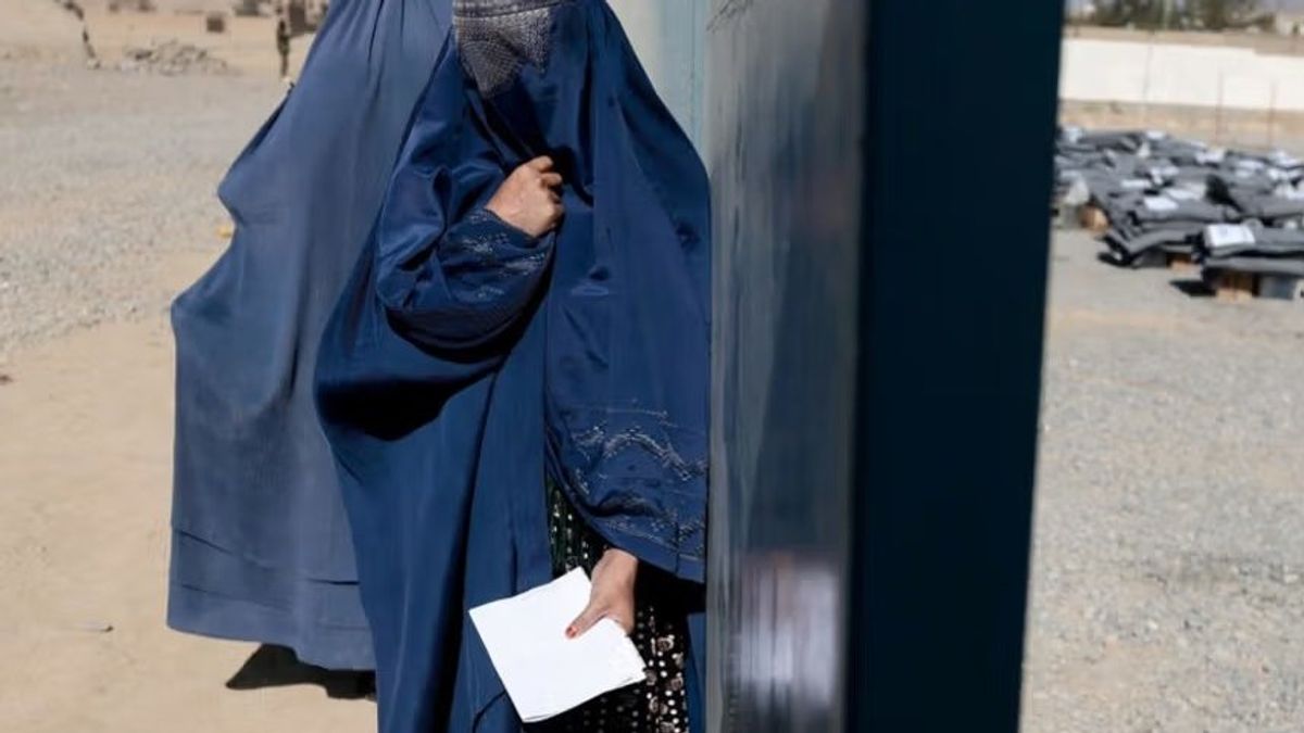 UK newspaper: Afghan men face maximum 15 days in prison for seriously injuring wives under new Taliban penal code