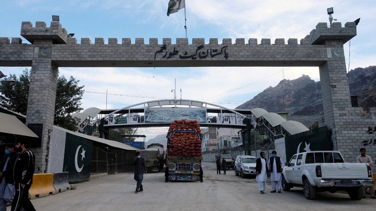 Torkham Border Crossing Closed to Afghan Migrant Deportations After Pakistani Guard Wounded