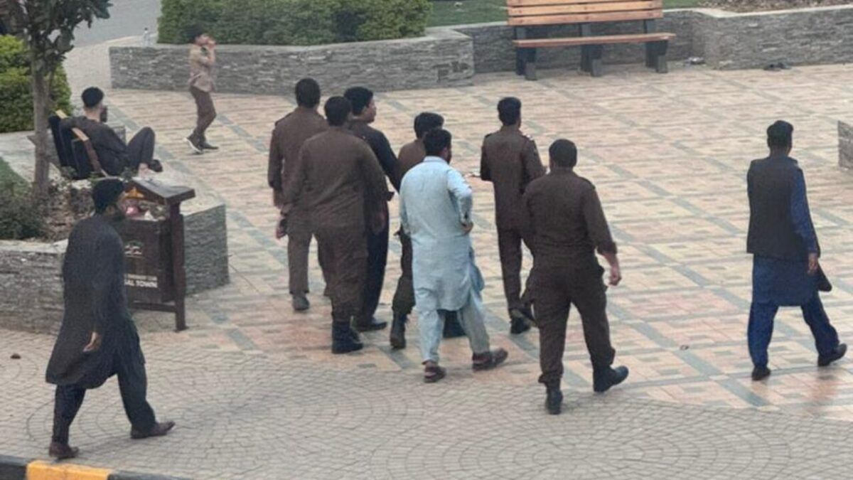 Media rights groups call on Pakistan to stop deportations of Afghan journalists