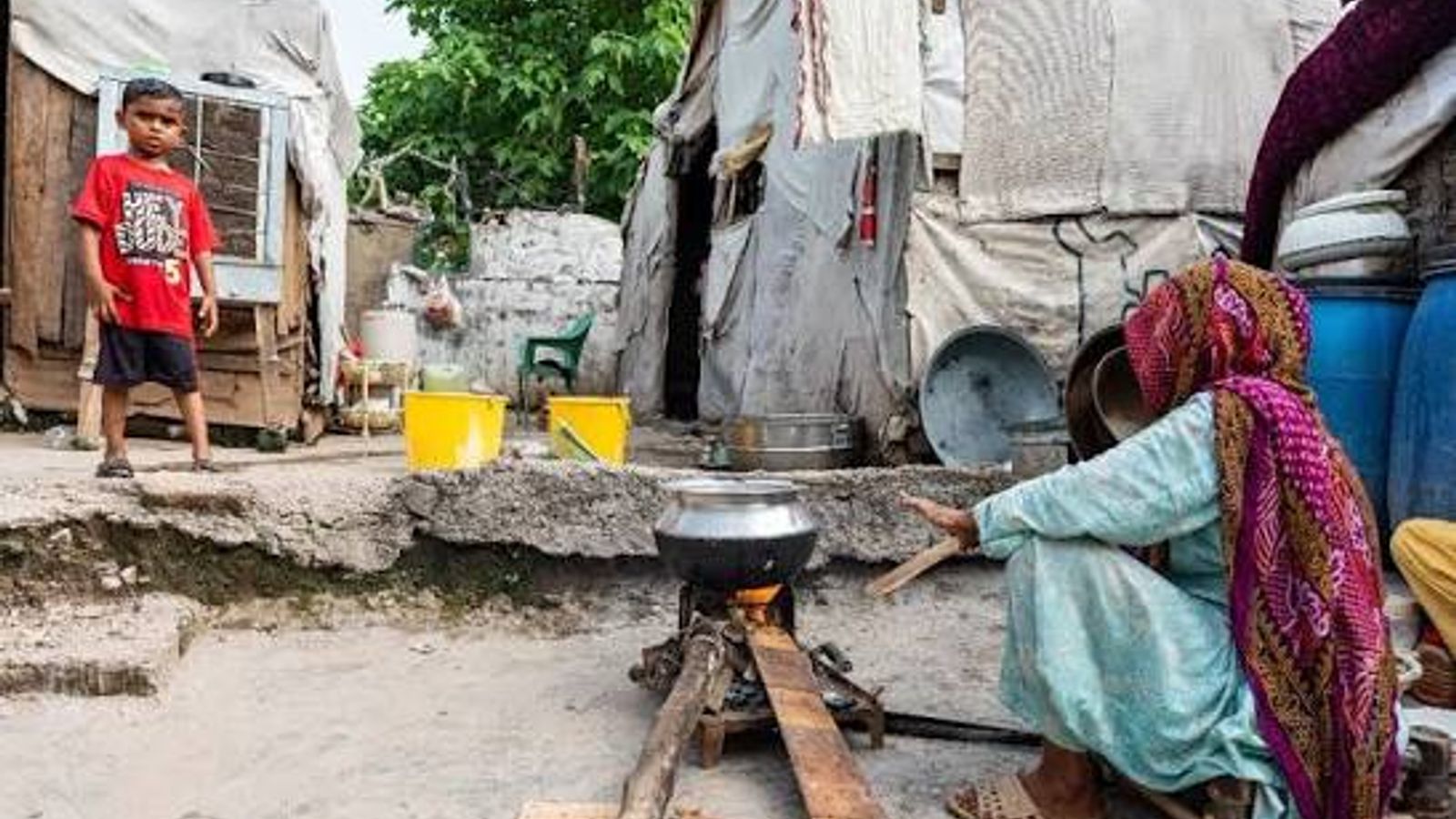 Pakistan Reports 28.9 Percent Poverty Rate for 2024-25, Highest in Over a Decade