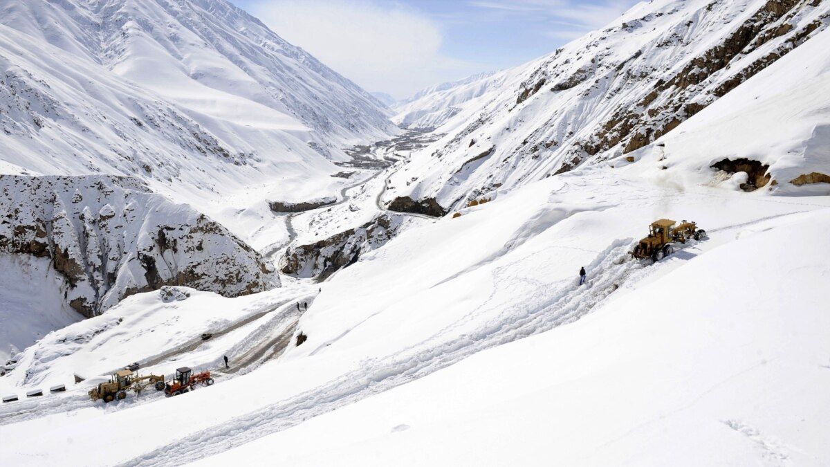 Iranian Border Guards Rescue 700 Afghan Citizens at Taybad Border from Severe Cold