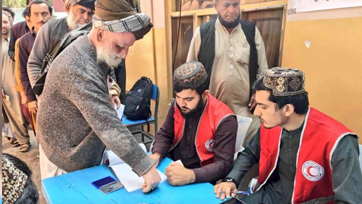 Islamic Emirate Distributes Cash Aid to 1,100 Displaced Families in Kandahar